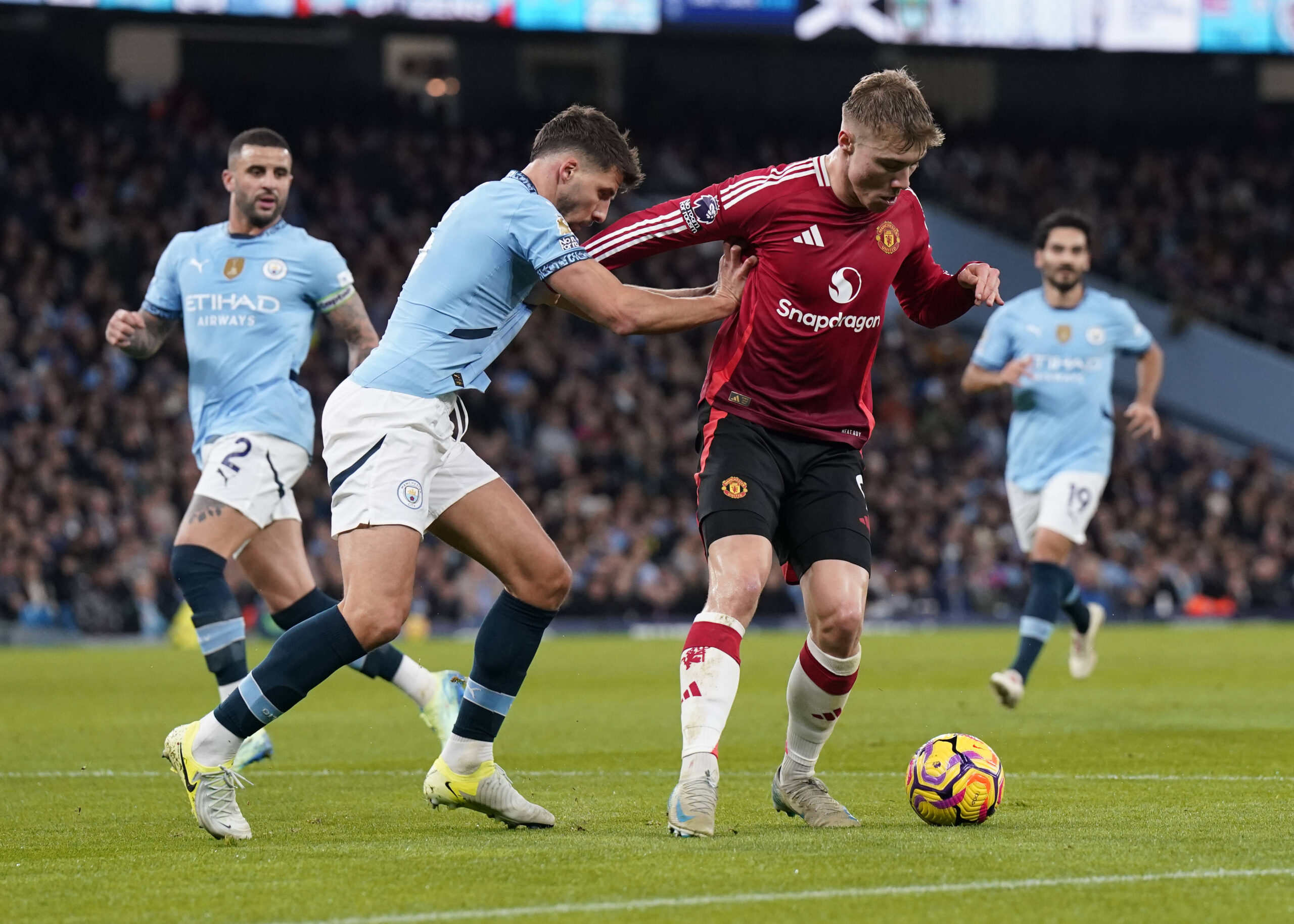 Manchester, England, 15th December 2024. Ruben Dias of Manchester City holds up Rasmus Hojlund of Manchester United, ManU during the Premier League match at the Etihad Stadium, Manchester. Picture credit should read: Andrew Yates / Sportimage EDITORIAL USE ONLY. No use with unauthorised audio, video, data, fixture lists, club/league logos or live services. Online in-match use limited to 120 images, no video emulation. No use in betting, games or single club/league/player publications. SPI-3541-0030
2024.12.15 Manchester
pilka nozna liga angielska
Manchester City - Manchester United - Premier League - Etihad Stadium
Foto IMAGO/PressFocus

!!! POLAND ONLY !!!