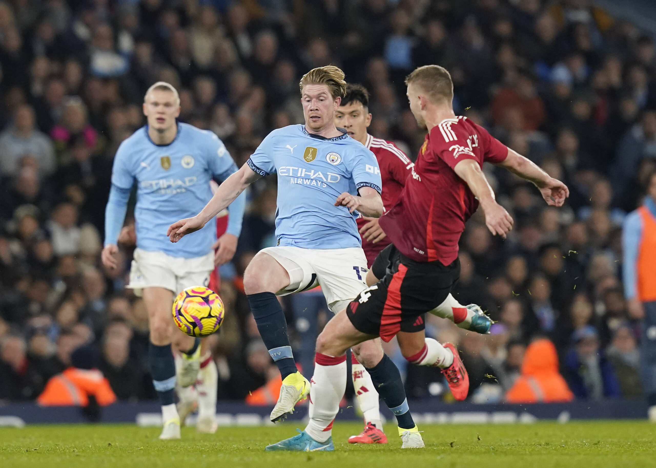 Manchester, England, 15th December 2024. Matthijs de Ligt of Manchester United, ManU intercepts Kevin De Bruyne of Manchester City during the Premier League match at the Etihad Stadium, Manchester. Picture credit should read: Andrew Yates / Sportimage EDITORIAL USE ONLY. No use with unauthorised audio, video, data, fixture lists, club/league logos or live services. Online in-match use limited to 120 images, no video emulation. No use in betting, games or single club/league/player publications. SPI-3541-0058
2024.12.15 Manchester
pilka nozna liga angielska
Manchester City - Manchester United - Premier League - Etihad Stadium
Foto IMAGO/PressFocus

!!! POLAND ONLY !!!