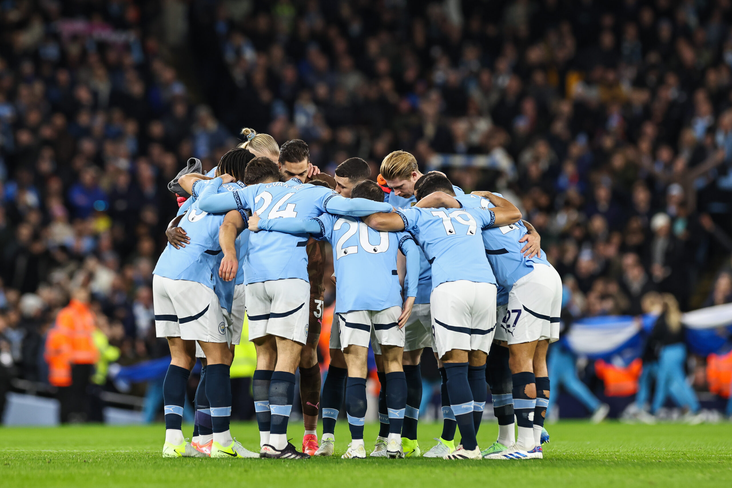 Manchester City team huddle ahead of kick off ofthe Premier League match Manchester City vs Manchester United at Etihad Stadium, Manchester, United Kingdom, 15th December 2024

(Photo by Mark Cosgrove/News Images) in ,  on 12/15/2024. (Photo by Mark Cosgrove/News Images/Sipa USA)
2024.12.15 Manchester
pilka nozna liga angielska
Manchester City - Manchester United
Foto News Images/SIPA USA/PressFocus

!!! POLAND ONLY !!!
