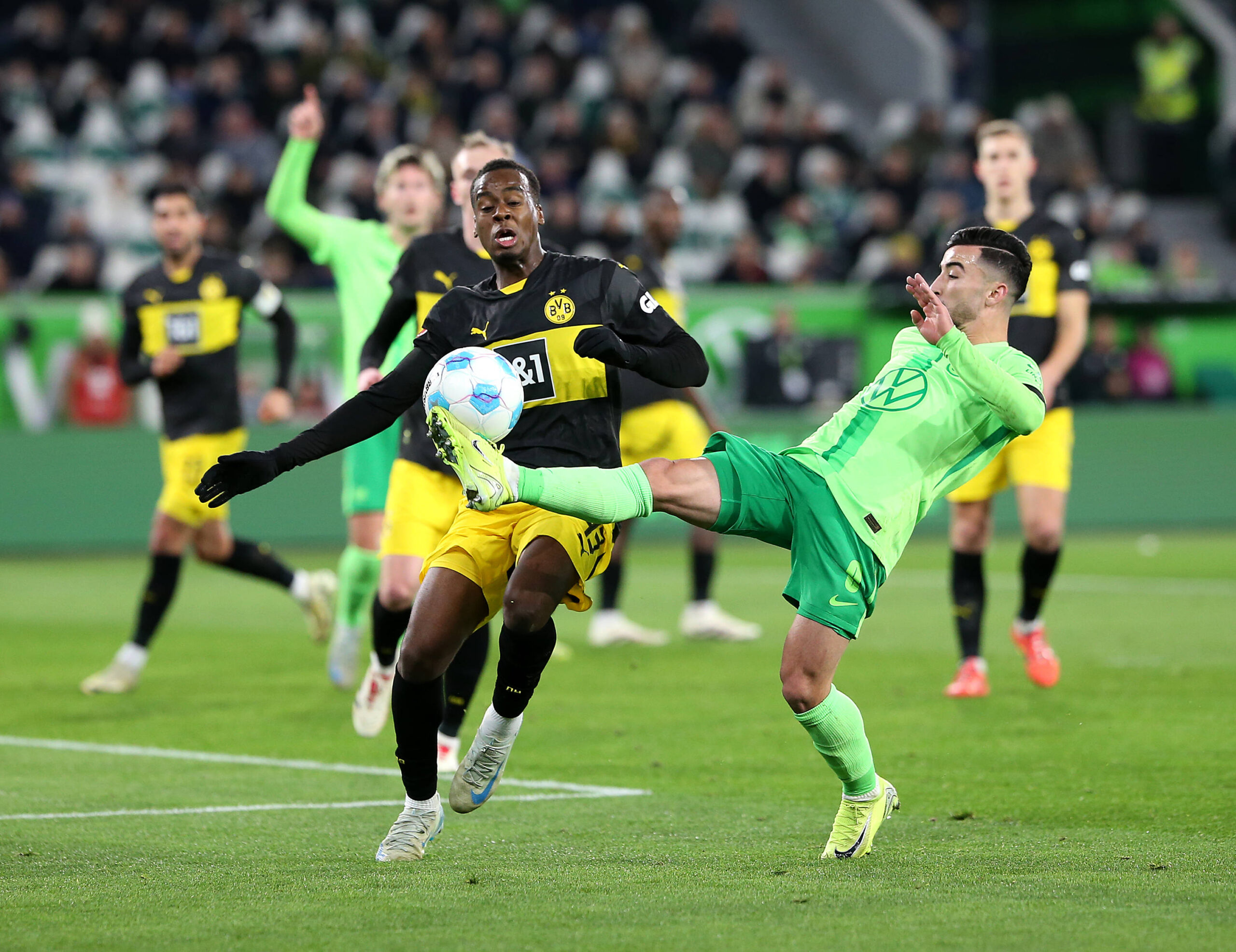22.12.2024, Fussball 1. Bundesliga 2024/2025, 15. Spieltag, VfL Wolfsburg - Borussia Dortmund, in der Volkswagen Arena Wolfsburg. L-R Jamie Bynoe-Gittens Borussia Dortmund gegen Mohamed Amoura VfL Wolfsburg ***DFL and DFB regulations prohibit any use of photographs as image sequences and/or quasi-video.*** *** 22 12 2024, Football 1 Bundesliga 2024 2025, Matchday 15, VfL Wolfsburg Borussia Dortmund, at Volkswagen Arena Wolfsburg L R Jamie Bynoe Gittens Borussia Dortmund v Mohamed Amoura VfL Wolfsburg DFL and DFB regulations prohibit any use of photographs as image sequences and or quasi video
2024.12.22 Wolfsburg
pilka nozna liga niemiecka
VfL Wolfsburg - Borussia Dortmund
Foto IMAGO/PressFocus

!!! POLAND ONLY !!!