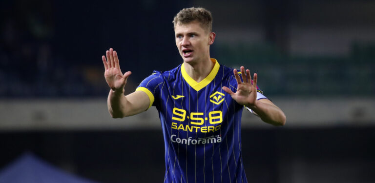 VeronaÕs Pawel Dawidowicz in   action  during the  Serie A enilive soccer match between Hellas Verona  and Udinese  at the Marcantonio Bentegodi Stadium, north Est Italy - Saturday January 04, 2025. Sport - Soccer (Photo by Paola Garbuio /Lapresse)


 (Photo by Paola Garbuio/Lapresse/Sipa USA)
2025.01.04 Werona
pilka nozna Liga Wloska
Hellas Werona - Udinese Calcio
Foto Paola Garbuio/LaPresse/SIPA USA/PressFocus

!!! POLAND ONLY !!!