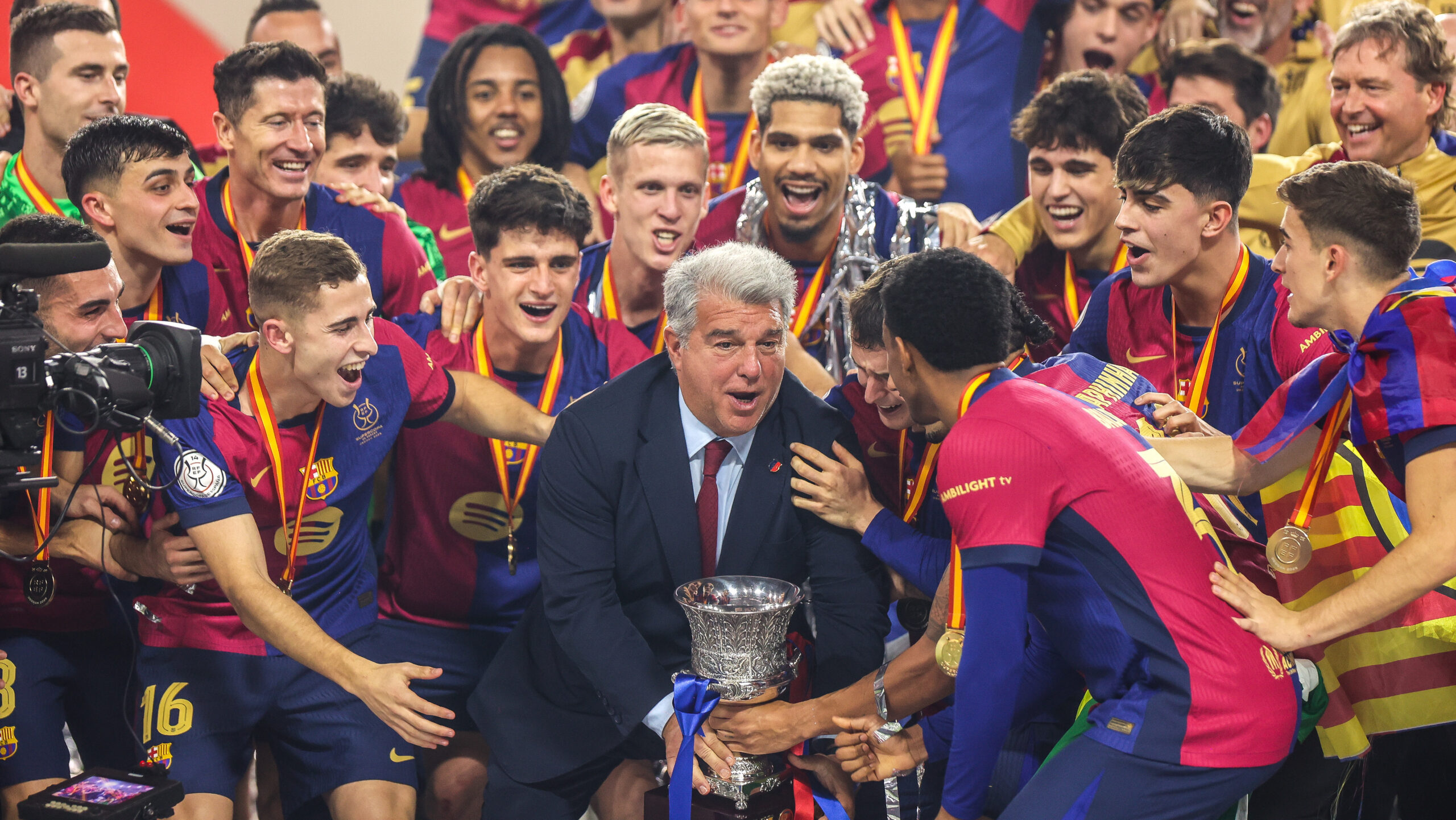 2025.01.12 Jeddah King Abdullah Sports City
pilka nozna Superpuchar Hiszpanii final 2025
Real Madryt - FC Barcelona
N/z Barcelona z Wojciech Szczesny Robert Lewandowski zdobywaja superpuchar Hiszpanii 2025  Joan Laporta
Foto Szymon Gorski / PressFocus

2025.01.12 Jeddah King Abdullah Sports City
Football Spanish Super Cup final 2025
Real Madryt - FC Barcelona
Barcelona z Wojciech Szczesny Robert Lewandowski zdobywaja superpuchar Hiszpanii 2025  Joan Laporta
Credit: Szymon Gorski / PressFocus