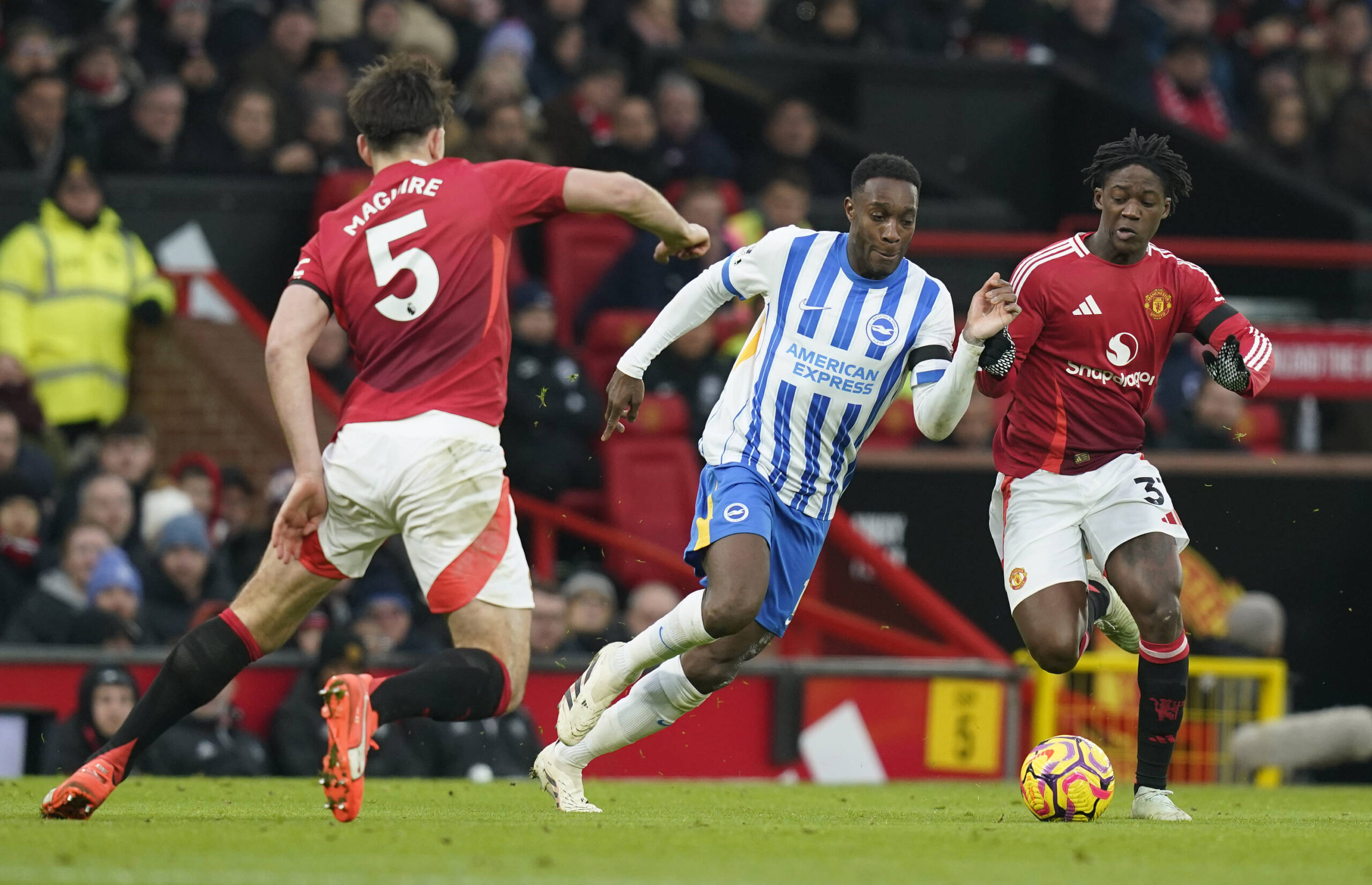 Manchester, England, 19th January 2025. Danny Welbeck of Brighton C is challenged by Kobbie Mainoo of Manchester United, ManU R and Harry Maguire of Manchester United during the Premier League match at Old Trafford, Manchester. Picture credit should read: Andrew Yates / Sportimage EDITORIAL USE ONLY. No use with unauthorised audio, video, data, fixture lists, club/league logos or live services. Online in-match use limited to 120 images, no video emulation. No use in betting, games or single club/league/player publications. SPI_052_AY_MAN_UTD_BRIGHTON SPI-3608-0093
2025.01.19 Manchester
pilka nozna liga angielska
Manchester United - Brighton and Hove Albion
Foto IMAGO/PressFocus

!!! POLAND ONLY !!!