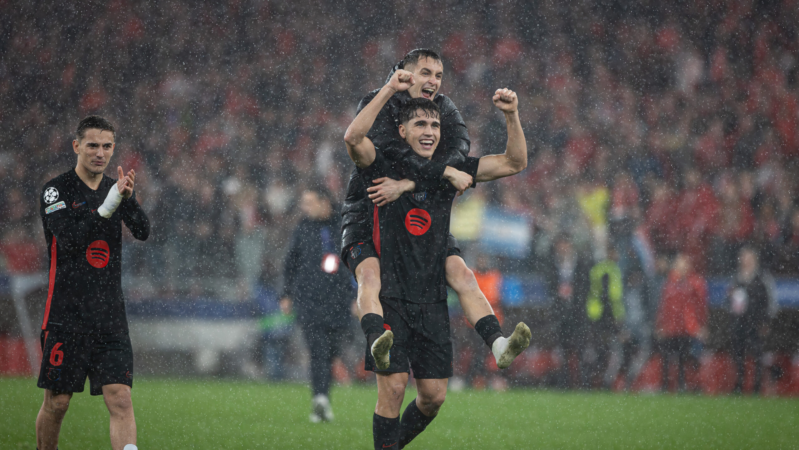 Pedri Gonzalez, Marc Casado and Pau Cubarsi of FC Barcelona celebrate his victory during the UEFA Champions League 2024/25 League Phase MD7 match between SL Benfica and FC Barcelona at Estadio da Luz. (Final score: SL Benfica 4 - 5 FC Barcelona) (Photo by David Martins / SOPA Images/Sipa USA)
2025.01.21 Lizbona
pilka nozna liga mistrzow
Benfica Lizbona - FC Barcelona
Foto David Martins/SOPA Images/SIPA USA/PressFocus

!!! POLAND ONLY !!!