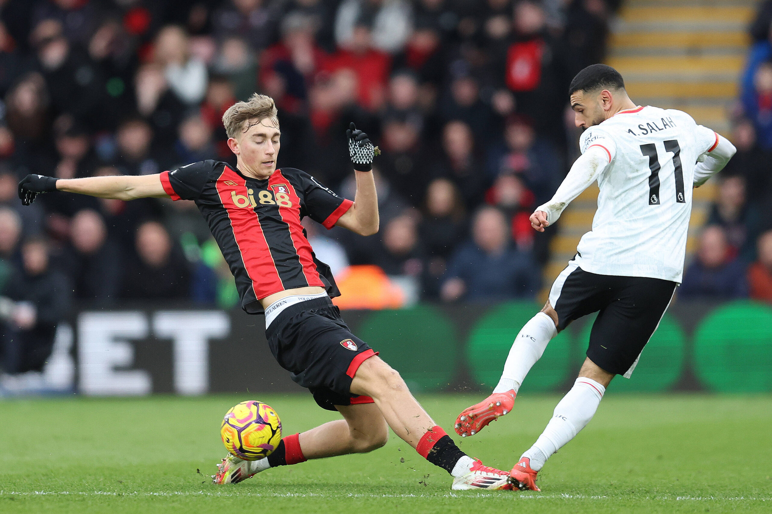 Bournemouth, England, 1st February 2025. Dean Huijsen of Bournemouth and Mohamed Salah of Liverpool challenge for the ball during the Premier League match at the Vitality Stadium, Bournemouth. Picture credit should read: Paul Terry / Sportimage EDITORIAL USE ONLY. No use with unauthorised audio, video, data, fixture lists, club/league logos or live services. Online in-match use limited to 120 images, no video emulation. No use in betting, games or single club/league/player publications. SPI_024_PT_Bournemouth_Liverpool SPI-3648-0024
2025.02.01 Bournemouth
pilka nozna liga angielska
AFC Bournemouth - Liverpool
Foto IMAGO/PressFocus
!!! POLAND ONLY !!!