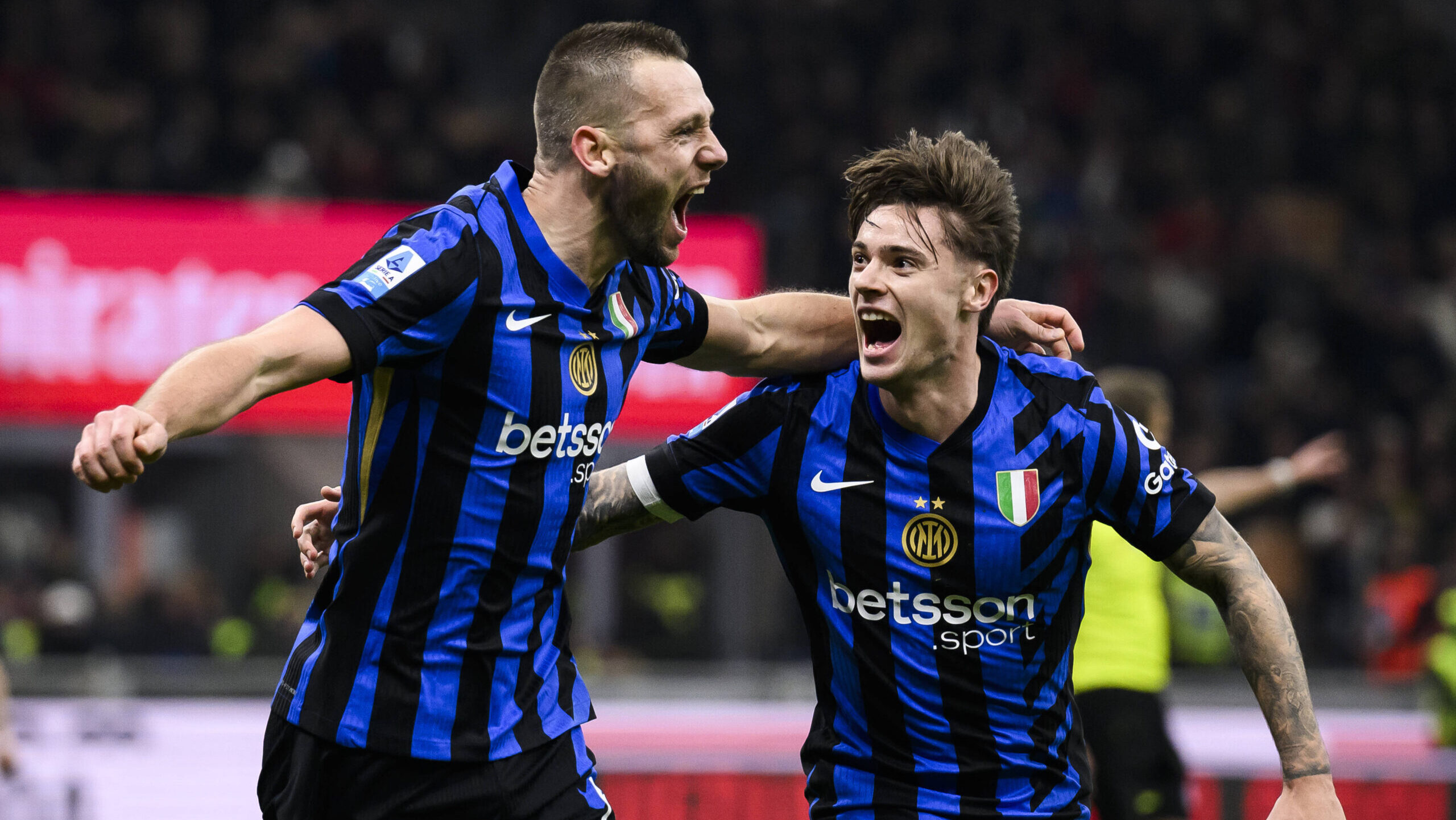 AC Milan v FC Internazionale - Serie A Stefan de Vrij of FC Internazionale celebrates with Nicola Zalewski of FC Internazionale after scoring a goal during the Serie A football match between AC Milan and FC Internazionale. Milan Italy Copyright: xNicoloxCampox
2025.02.02 Mediolan
pilka nozna liga wloska
AC Milan - Inter Mediolan
Foto IMAGO/PressFocus

!!! POLAND ONLY !!!