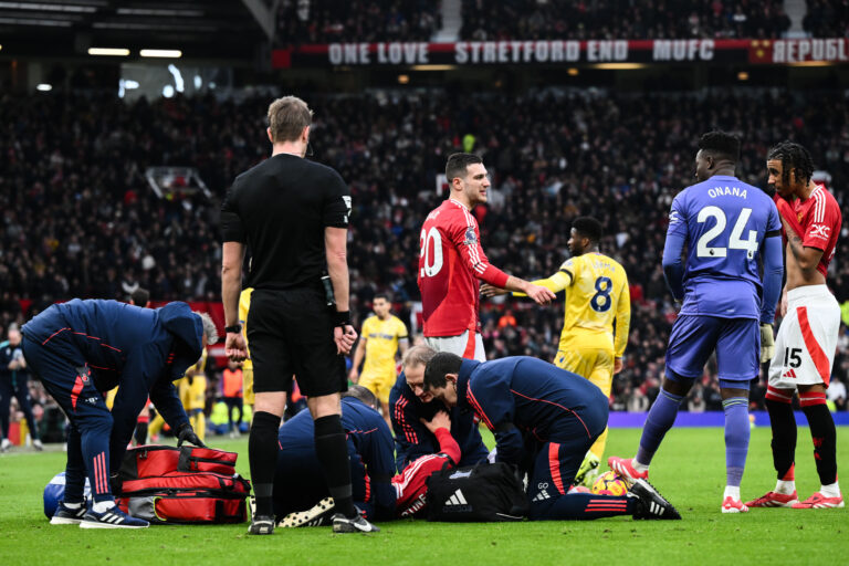 Lisandro Martínez of Manchester United receives medical treatment during the Premier League match Manchester United vs Crystal Palace at Old Trafford, Manchester, United Kingdom, 2nd February 2025

(Photo by Craig Thomas/News Images) in Manchester, United Kingdom on 2/2/2025. (Photo by Craig Thomas/News Images/Sipa USA)
2025.02.02 Manchester
pilka nozna liga angielska
Manchester United - Crystal Palace
Foto Craig Thomas/News Images/SIPA USA/PressFocus

!!! POLAND ONLY !!!
