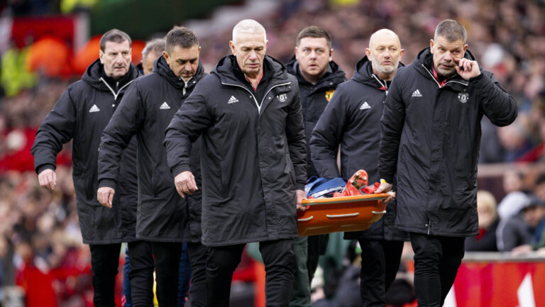 Old Trafford MANCHESTER, ENGLAND - FEBRUARY 02: Lisandro Martínez of Man. United is carried out of the field during the Premier League 2024/25 Matchweek 24 match between Manchester United FC and Crystal Palace FC at Old Trafford on February 02, 2025 in Manchester, England.  (Richard Callis / SPP) (Photo by Richard Callis / SPP/Sipa USA)
2025.02.02 Manchester
pilka nozna liga angielska
Manchester United - Crystal Palace
Foto Richard Callis / SPP/SIPA USA/PressFocus

!!! POLAND ONLY !!!