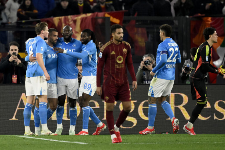 Leonardo Spinazzola of SSC Napoli (2) celebrates with Romelu Lukaku, Scott McTominay and teammates after scoring the goal of 0-1 during the Serie A football match between AS Roma and SSC Napoli at Olimpico stadium in Rome (Italy), February 2, 2025./Sipa USA *** No Sales in France and Italy ***
2025.02.02 Rome
pilka nozna liga wloska
Roma - Napoli
Foto Andrea Staccioli / Insidefoto/SIPA USA/PressFocus

!!! POLAND ONLY !!!