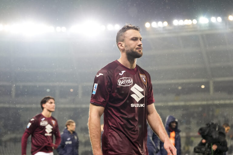 Torino&#039;s Sebastian Walukiewicz greets the fans at the end of the  the Serie A soccer match between Torino FC and Genoa the Stadio Olimpico Grande Torino in Turin, north west Italy - February 8, 2025. Sport - Soccer EXCLUSIVE TORINO FC (Photo by Fabio Ferrari/LaPresse) (Photo by Fabio Ferrari/LaPresse/Sipa USA)
2025.02.08 Turyn
pilka nozna liga wloska
Torino - Genoa
Foto LaPresse/SIPA USA/PressFocus

!!! POLAND ONLY !!!