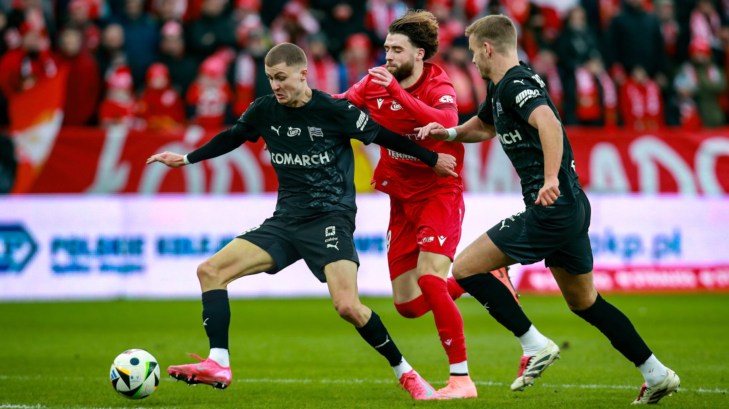 2025.02.09 Lodz 
pilka nozna PKO Ekstraklasa sezon 2024/2025 
Widzew Lodz - Cracovia Krakow 
N/z Said Hamulic Benjamin Kallman Gustav Henriksson samobojczy gol
Foto Artur Kraszewski / PressFocus 

2025.02.09 Lodz 
Football - Polish PKO Ekstraklasa season 2024/2025 
Widzew Lodz - Cracovia Krakow 
Said Hamulic Benjamin Kallman Gustav Henriksson
Credit: Artur Kraszewski / PressFocus