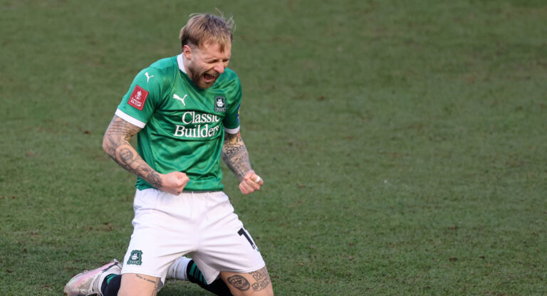 Plymouth, England, 9th February 2025. Tymoteusz Puchacz of Plymouth Argyle celebrates at the final whistle during the FA Cup match at Home Park, Plymouth. Picture credit should read: David Klein / Sportimage EDITORIAL USE ONLY. No use with unauthorised audio, video, data, fixture lists, club/league logos or live services. Online in-match use limited to 120 images, no video emulation. No use in betting, games or single club/league/player publications. SPI_DK_066_Plymouth_Liverpool SPI-3673-0066
2025.02.09 Plymouth
pilka nozna puchar anglii
Plymouth Argyle - Liverpool 
Foto IMAGO/PressFocus

!!! POLAND ONLY !!!