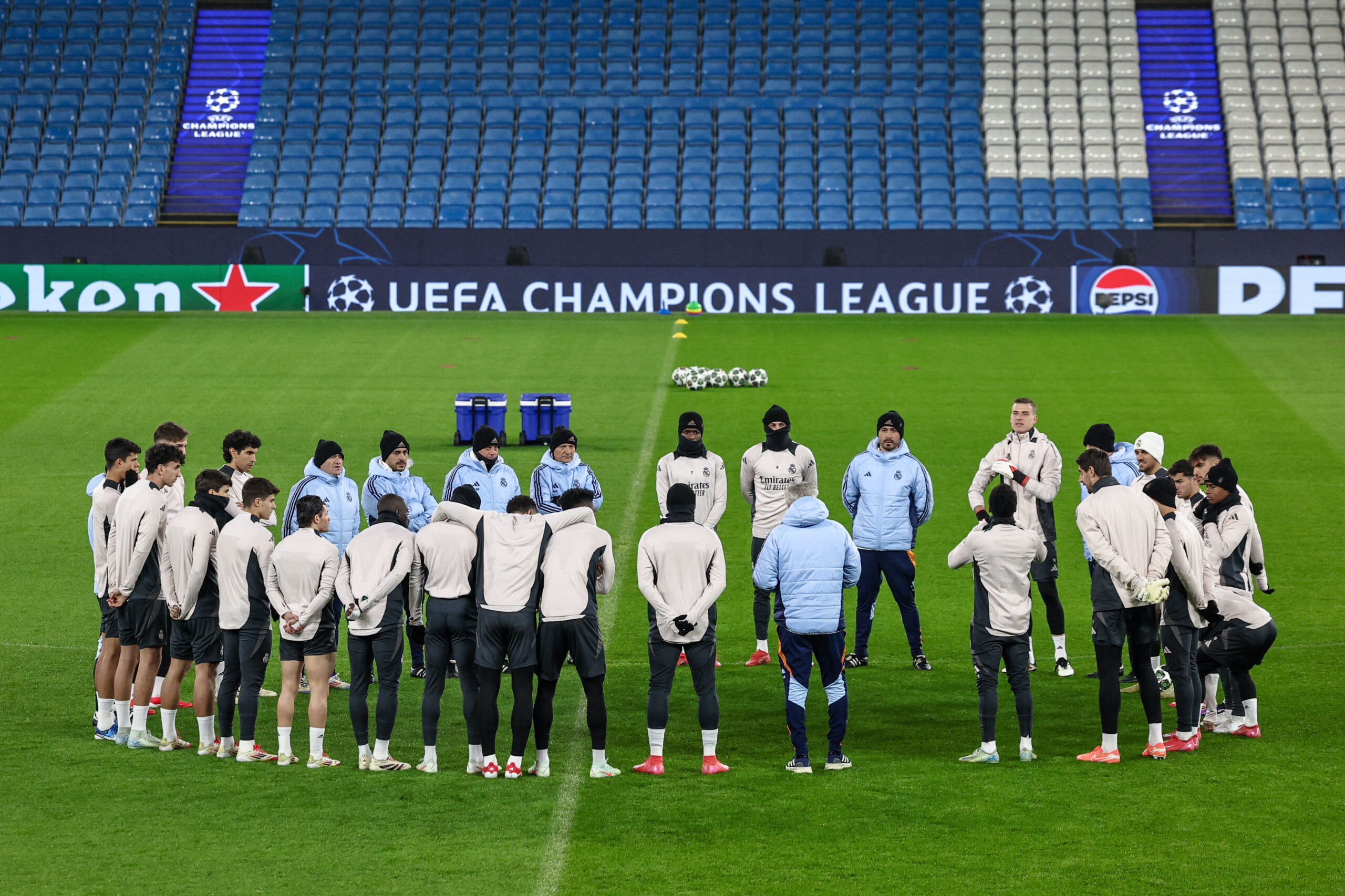 Carlo Ancelotti manager of Real Madrid takes a team talk during the UEFA Champions League Real Madrid Training Sesison at the Etihad Stadium, Manchester, United Kingdom, 10th February 2025
(Photo by Mark Cosgrove/News Images) in Manchester, United Kingdom on 2/10/2025. (Photo by Mark Cosgrove/News Images/Sipa USA)
2025.02.10 Manchester
pilka nozna Liga Mistrzow
Trening i konferencja prasowa Realu przed meczem Machester City - Real Madryt
Foto Mark Cosgrove/News Images/SIPA USA/PressFocus
!!! POLAND ONLY !!!