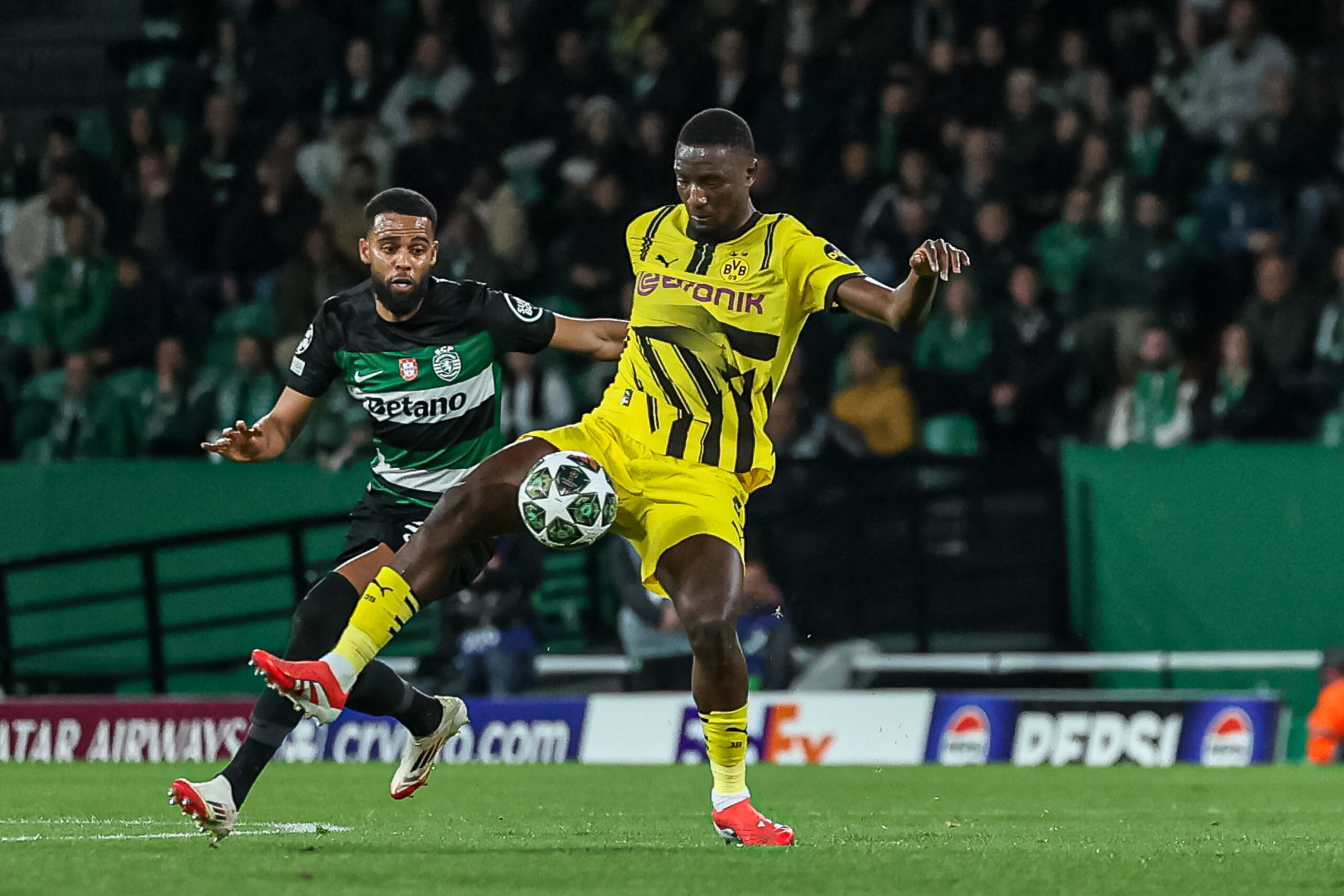 Lisbon, Portugal, February 11th,2025: Guirassy (9 Borussia Dortmund) and St Juste (3 Sporting CP) in action fighting for the ball during the UEFA Champions League football match between Sporting CP vs Borussia Dortmund at Estadio Jose Alvalade, Lisbon on February 11, 2025  (Joao Bravo  / SPP) (Photo by Joao Bravo  / SPP/Sipa USA)
2025.02.11 Lizbona
pilka nozna Liga Mistrzow
Sporting Lizbona - Borussia Dortmund
Foto Joao Bravo/SPP/SIPA USA/PressFocus

!!! POLAND ONLY !!!