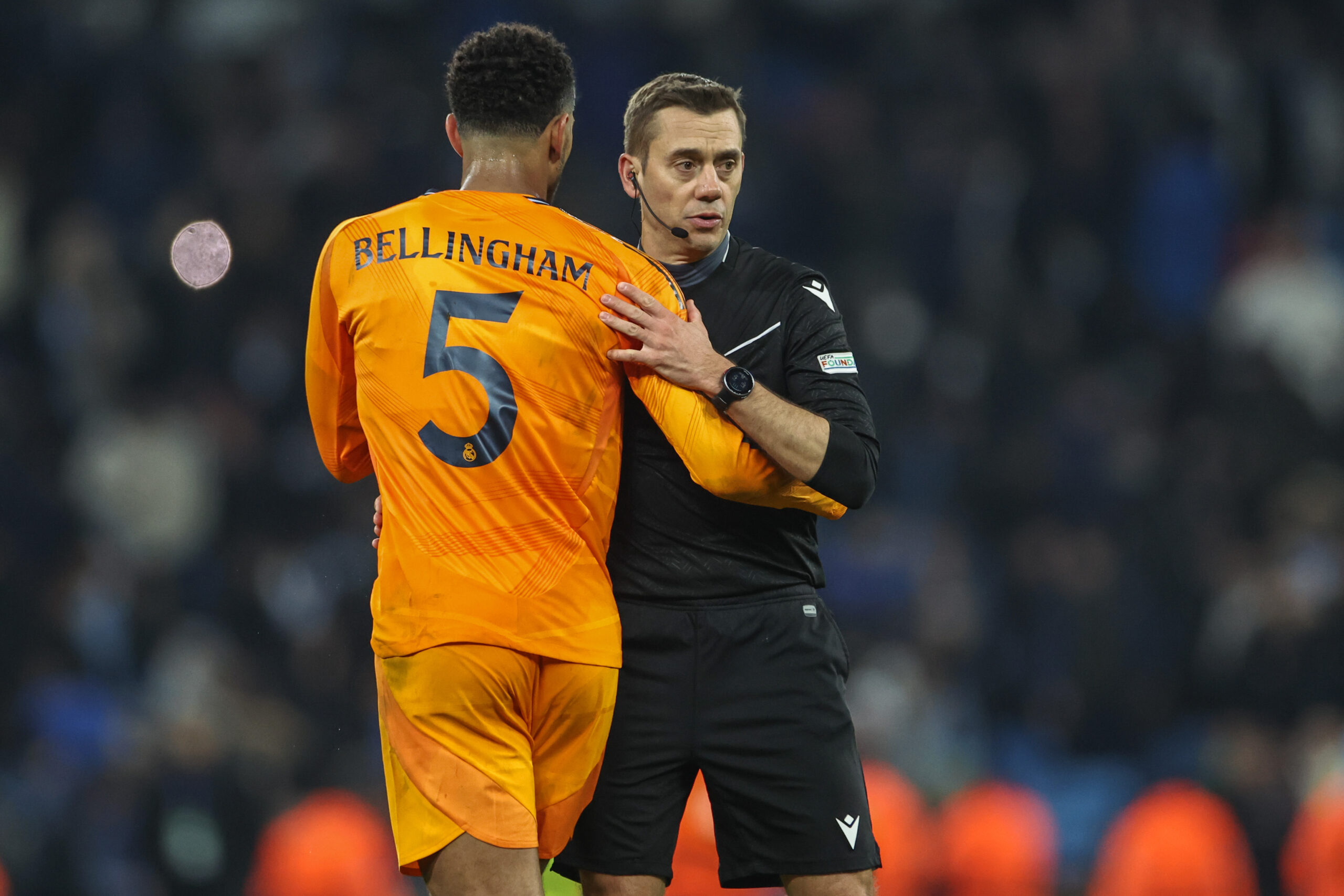 Referee Clement Turpin embraces Jude Bellingham of Real Madrid after he blows the half time whistle during the UEFA Champions League Knockout Round Play-off Manchester City v Real Madrid at Etihad Stadium, Manchester, United Kingdom, 11th February 2025

(Photo by Mark Cosgrove/News Images) in Manchester, United Kingdom on 2/11/2025. (Photo by Mark Cosgrove/News Images/Sipa USA)
2025.02.11 Manchester
pilka nozna Liga Mistrzow
Manchester City - Real Madryt
Foto Mark Cosgrove/News Images/SIPA USA/PressFocus

!!! POLAND ONLY !!!