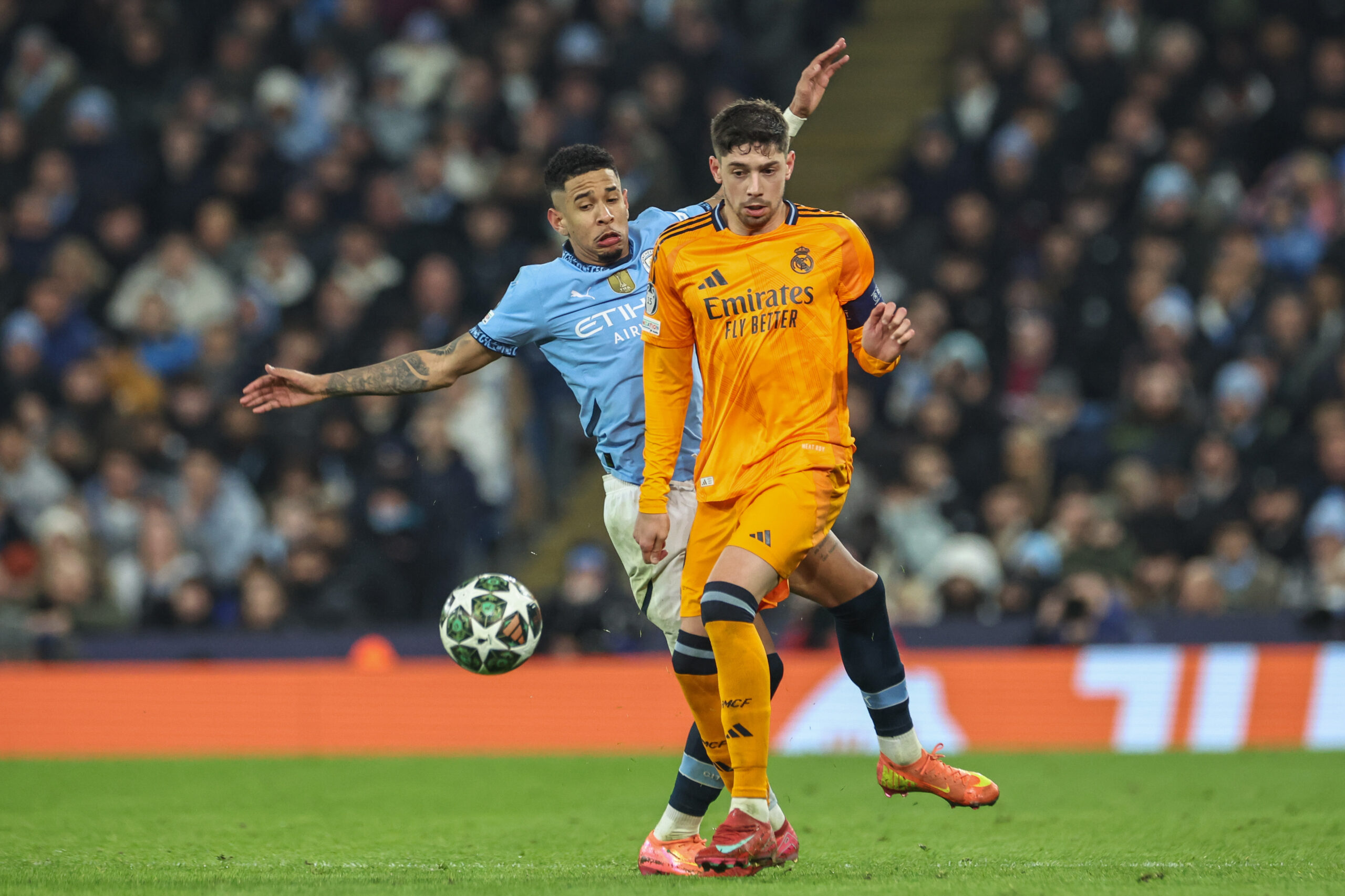 Federico Valverde of Real Madrid and Savinho of Manchester City battle for the ball during the UEFA Champions League Knockout Round Play-off Manchester City v Real Madrid at Etihad Stadium, Manchester, United Kingdom, 11th February 2025

(Photo by Mark Cosgrove/News Images) in Manchester, United Kingdom on 2/11/2025. (Photo by Mark Cosgrove/News Images/Sipa USA)
2025.02.11 Manchester
pilka nozna Liga Mistrzow
Manchester City - Real Madryt
Foto Mark Cosgrove/News Images/SIPA USA/PressFocus

!!! POLAND ONLY !!!