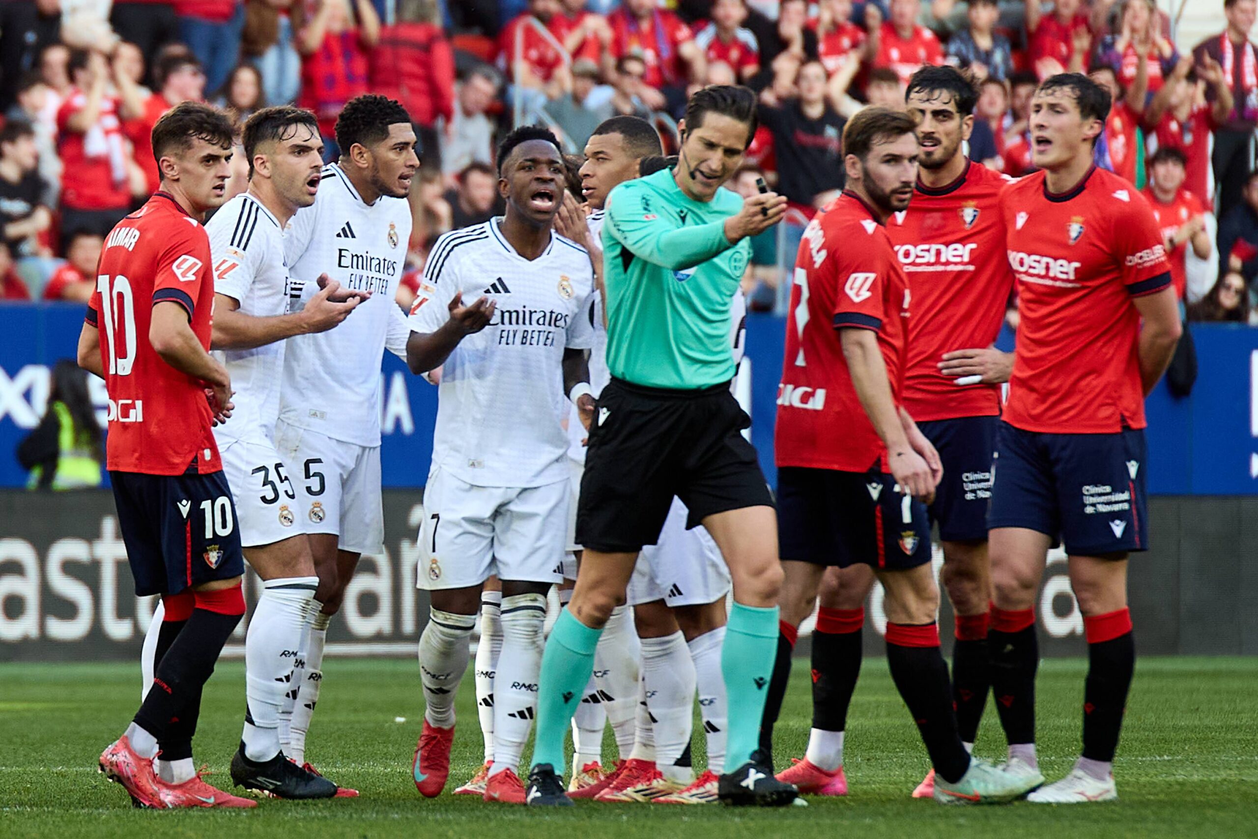 Pamplona, Spain. 15th Jan 2025. Sports. Football/Soccer.Jose Luis Munuera Montero (match referee) shows a red card to Jude Bellingham (5. Real Madrid) during the football match of La Liga EA Sports between CA Osasuna and Real Madrid played at El Sadar stadium in Pamplona (Spain) on February 15, 2025. Credit: Inigo Alzugaray/Cordon Press
2025.02.15 Pampeluna
pilka nozna liga hiszpanska
CA Osasuna - Real Madryt
Foto Cordon/SIPA USA/PressFocus

!!! POLAND ONLY !!!