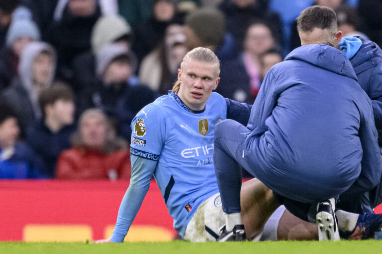 Etihad Stadium MANCHESTER, ENGLAND - FEBRUARY 15: Erling Haaland of Manchester City receives assistance during the Premier League 2024/25 Matchweek 25 match between Manchester City FC and Newcastle United FC at Etihad Stadium on February 15, 2025 in Manchester, England.  (Richard Callis / SPP) (Photo by Richard Callis / SPP/Sipa USA)
2025.02.15 Manchester
pilka nozna liga angielska
Manchester City FC - Newcastle United FC
Foto SPP/SIPA USA/PressFocus

!!! POLAND ONLY !!!