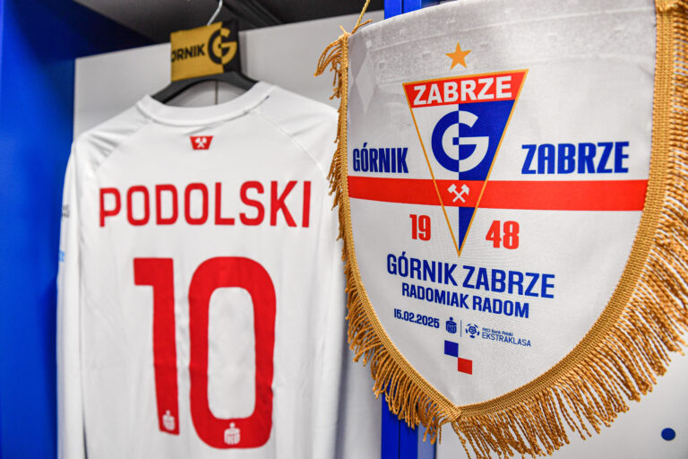 2025.02.15 Zabrze
Pilka nozna PKO BP Ekstraklasa Sezon 2024/2025
Gornik Zabrze - Radomiak Radom
N/z Lukas Podolski, proporczyk, koszulki, koszulka, szatnia
Foto Marcin Bulanda / PressFocus

2025.02.15 Zabrze
Football Polish PKO BP Ekstraklasa League Season 2024/2025
Gornik Zabrze - Radomiak Radom
Lukas Podolski, proporczyk, koszulki, koszulka, szatnia
Credit: Marcin Bulanda / PressFocus