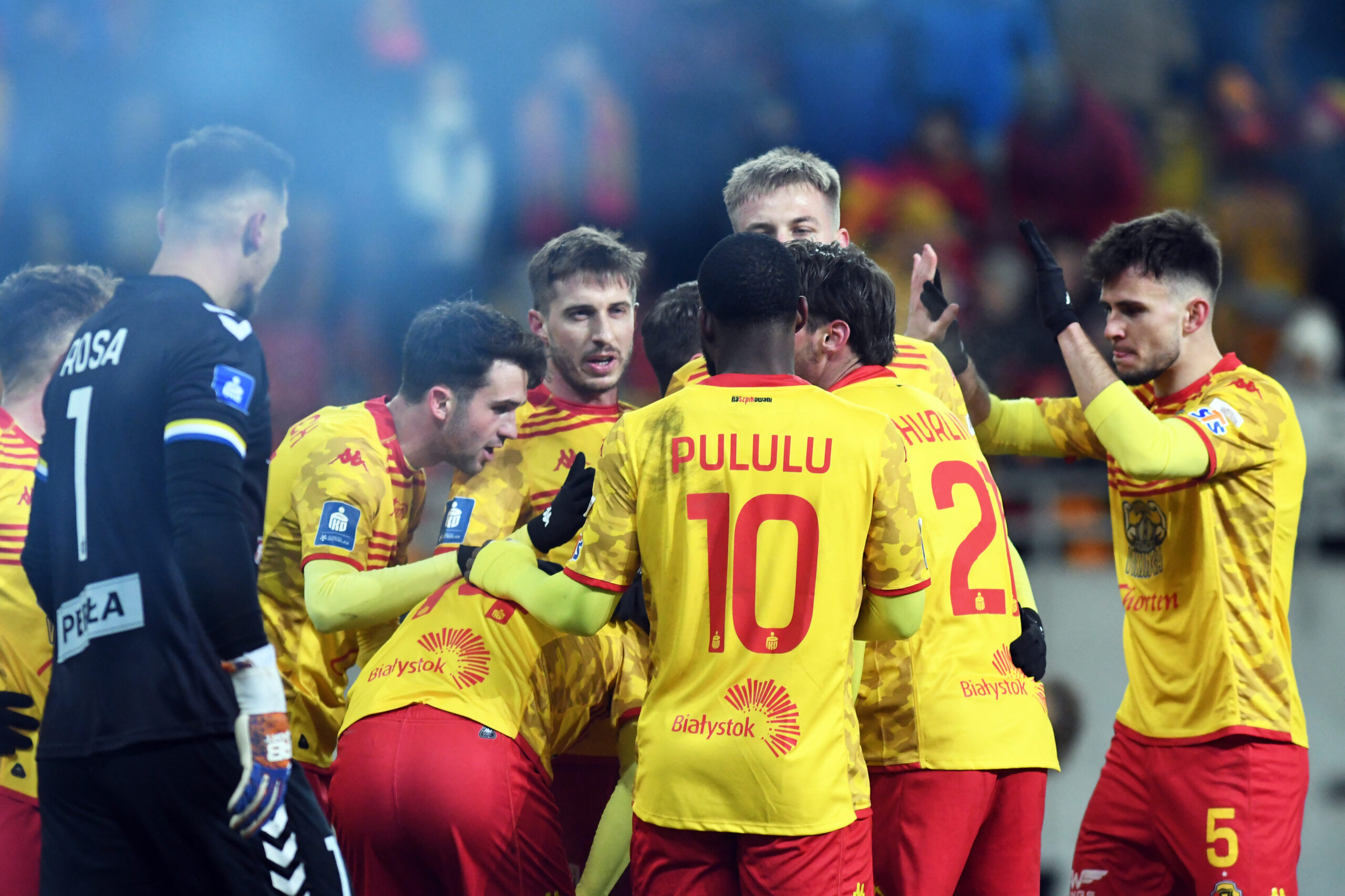 2025.02.16 Bialystok Pilka nozna PKO Ekstraklasa sezon 2024/2025 21. kolejka rozgrywek Jagiellonia Bialystok (zolto-czerwone) - Motor Lublin N/z zawodnicy Jagiellonii ciesza sie z gola Foto Michal Kosc / PressFocus 
2025.02.16 Bialystok Football Polish PKO Ekstraklasa season 2024/2025 Jagiellonia Bialystok - Motor Lublin Credit Michal Kosc / PressFocus