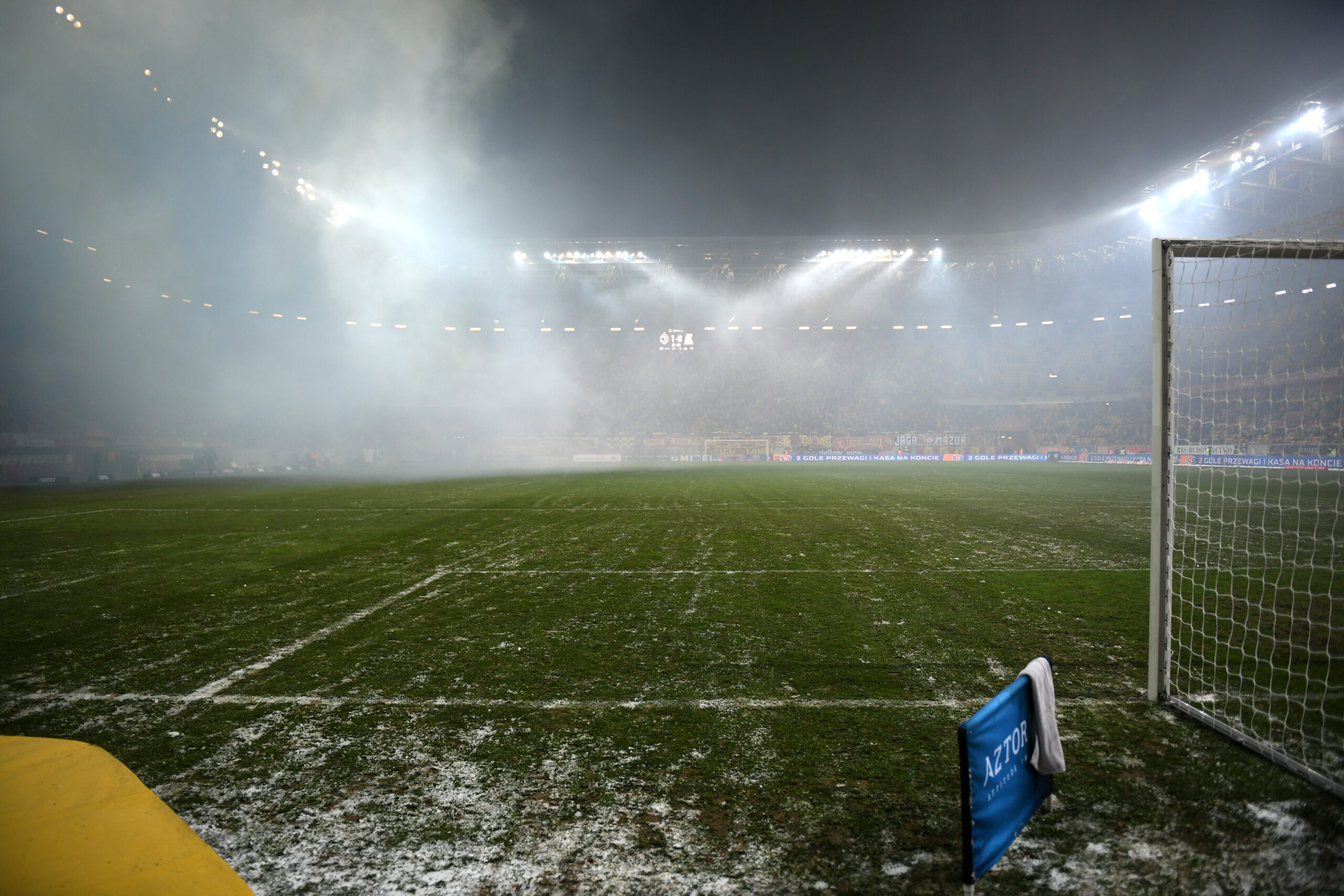 2025.02.16 Bialystok Pilka nozna PKO Ekstraklasa sezon 2024/2025 21. kolejka rozgrywek Jagiellonia Bialystok (zolto-czerwone) - Motor Lublin N/z kibice Motoru odpalili na trybunie race co spowodowalo przerwanie meczu na kilkanascie minut. Foto Michal Kosc / PressFocus 
2025.02.16 Bialystok Football Polish PKO Ekstraklasa season 2024/2025 Jagiellonia Bialystok - Motor Lublin Credit Michal Kosc / PressFocus