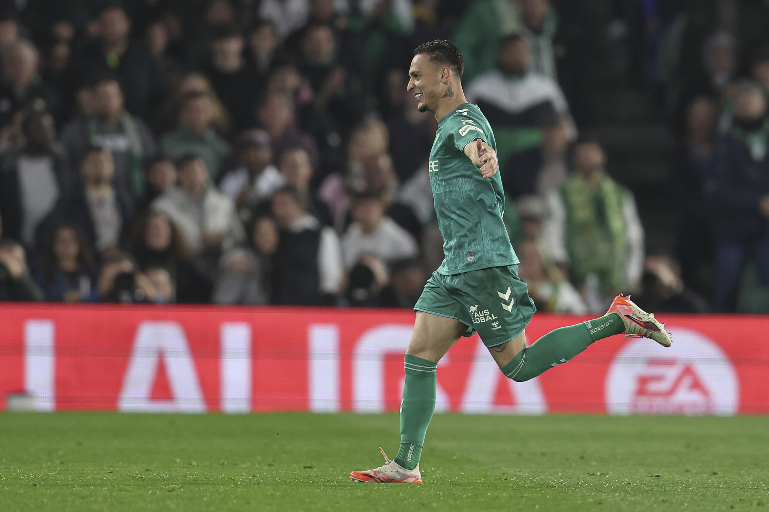 Antony Dos Santos of Real Betis  celebrates after scoring the 1-0 during the La Liga EA Sports match between Real Betis and Real Sociedad played at Benito Villamarin Stadium on February 16, 2025 in Sevilla, Spain. (Photo by Antonio Pozo / PRESSINPHOTO)
2025.02.16 Sewilla
pilka nozna liga hiszpanska
Real Betis Sewilla - Real Sociedad San Sebastian
Foto Antonio Pozo/PRESSINPHOTO/SIPA USA/PressFocus

!!! POLAND ONLY !!!