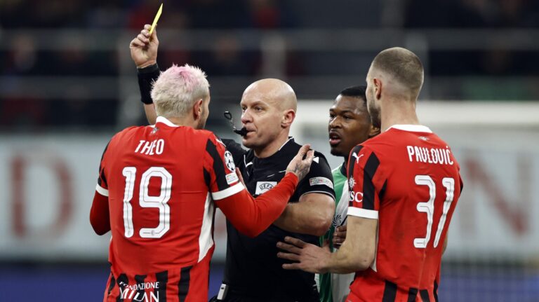 2/18/2025 - MILAN - (l-r) Theo Hernandez of AC Milan receives the yellow card from referee Szymon Marciniak during the UEFA Champions League playoff match between AC Milan and Feyenoord at the San Siro Stadium on Feb. 18, 2025 in Milan, Italy. ANP MAURICE VAN STEEN /ANP/Sipa USA
2025.02.18 Mediolan 
pilka nozna liga mistrzow
AC Milan - Feyenoord Rotterdam
Foto ANP/SIPA USA/PressFocus

!!! POLAND ONLY !!!