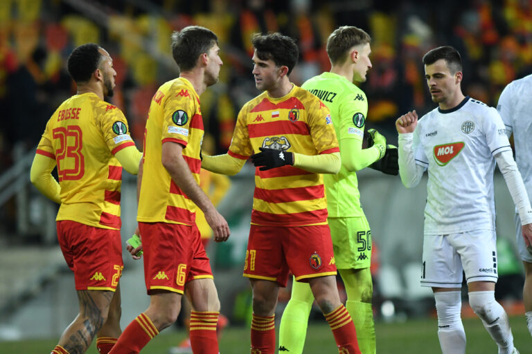 2025.02.20 Bialystok pilka nozna 1/16 finalu Liga Konferencji Europy 2024/2025 Jagiellonia Bialystok - TSC Backa Topola N/z koniec meczu (L-P) Enzo Ebosse Taras Romanczuk Leon Flach Slawomir Abramowicz bramkarz Jagiellonii Bialystok Dragoljub Savic Foto Michal Kosc / PressFocus 
2025.02.20 Bialystok Bialystok Football - UEFA Conference League 2024/2025 Jagiellonia Bialystok - TSC Backa Topola Credit: Michal Kosc / PressFocus