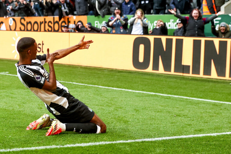 Alexander Isak of Newcastle United celebrates his goal to make it 4-1 during the Premier League match Newcastle United vs Nottingham Forest at St. James&#039;s Park, Newcastle, United Kingdom, 23rd February 2025

(Photo by Alfie Cosgrove/News Images) in Newcastle, United Kingdom on 2/23/2025. (Photo by Alfie Cosgrove/News Images/Sipa USA)
2025.02.23 Newcastle
pilka nozna liga angielska
Newcastle United - Nottingham Forest
Foto Alfie Cosgrove/News Images/SIPA USA/PressFocus

!!! POLAND ONLY !!!