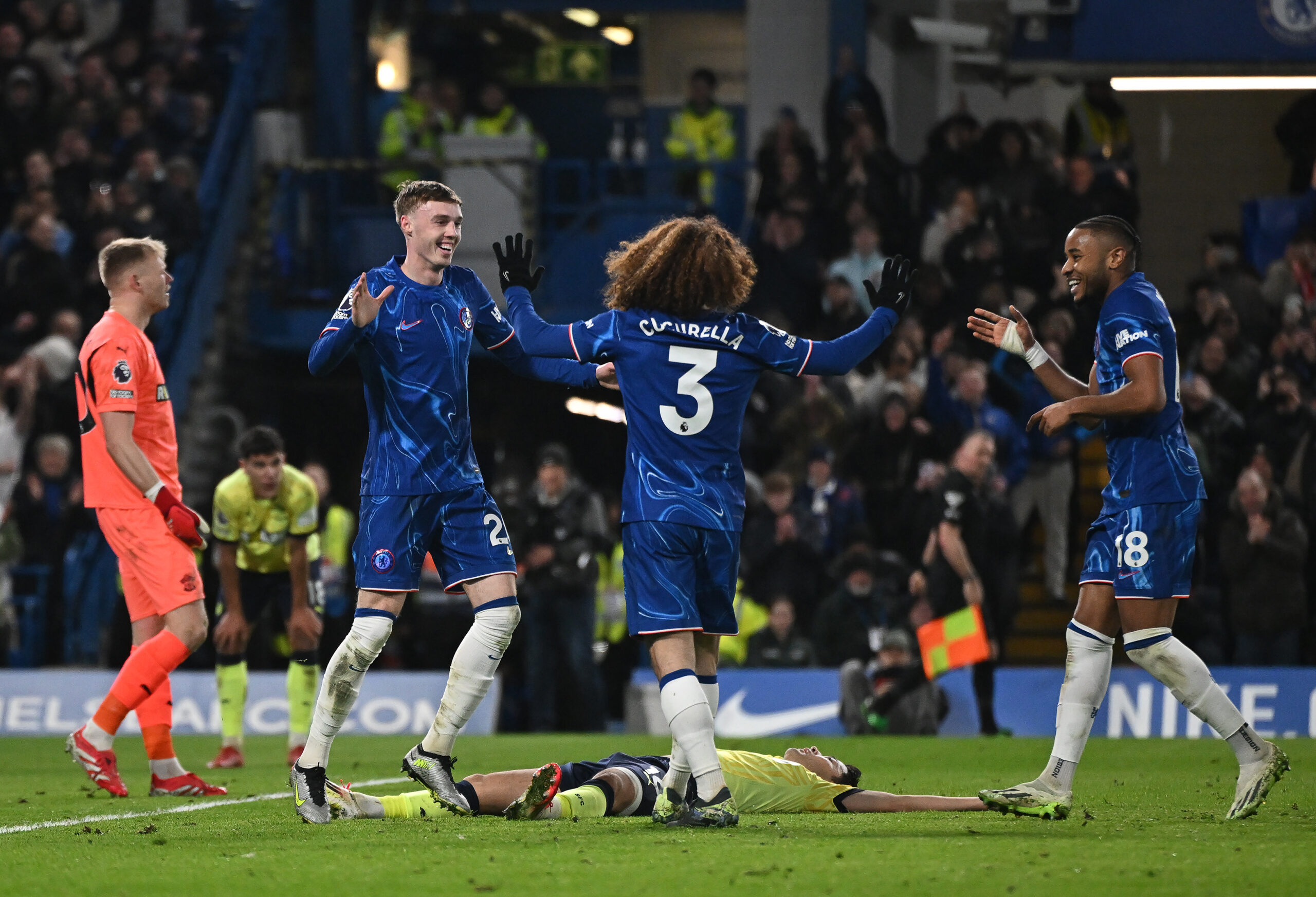 Chelsea&#039;s Marc Cucurella (centre) celebrates scoring their fourth goal with Cole Palmer (2nd left) and Christopher Nkunku (right) during the Premier League match at Stamford Bridge, London
Picture by Daniel Hambury/Focus Images Ltd 07813022858
25/02/2025
2025.02.25 Londyn
pilka nozna Liga Angielska
Chelsea Londyn - Southampton
Foto Daniel Hambury/Focus Images/MB Media/PressFocus

!!! POLAND ONLY !!!