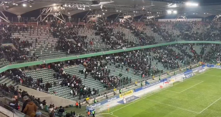 Protest kibiców Legii Warszawa. Fani opuścili trybuny [WIDEO]