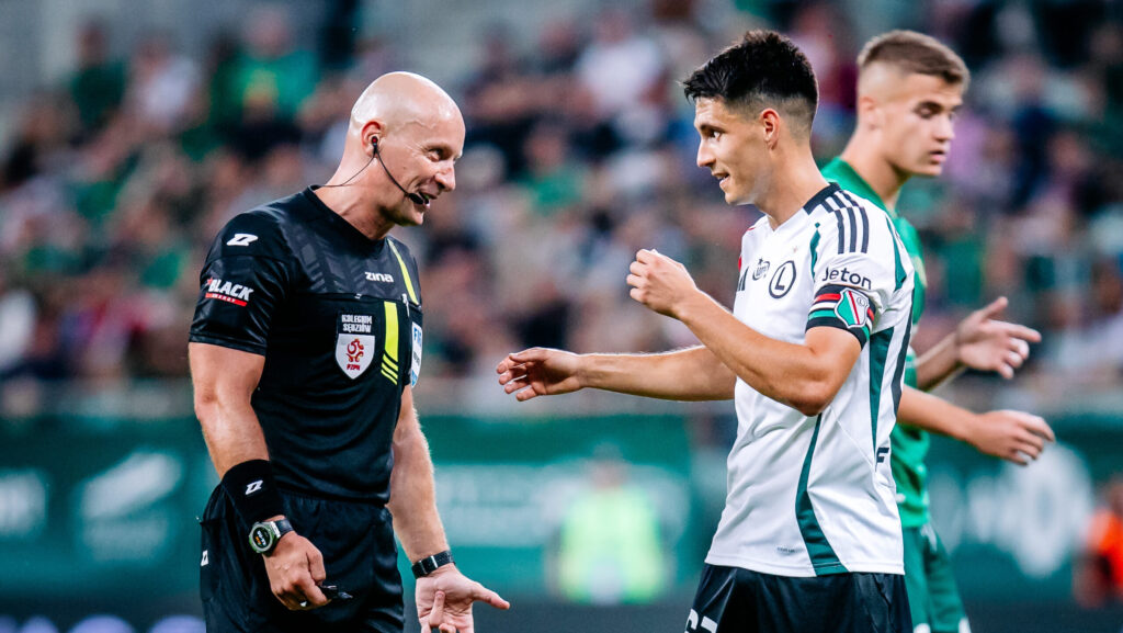 2024.08.25 Wroclaw
Pilka nozna, PKO Ekstraklasa sezon 2024/2025
Slask Wroclaw - Legia Warszawa
N/z sedzia referee Szymon Marciniak Bartosz Kapustka
Foto Mateusz Porzucek PressFocus

2024.08.25 Wroclaw
Football PKO Ekstraklasa season 2024/2025
Slask Wroclaw - Legia Warszawa
sedzia referee Szymon Marciniak Bartosz Kapustka
Credit: Mateusz Porzucek PressFocus