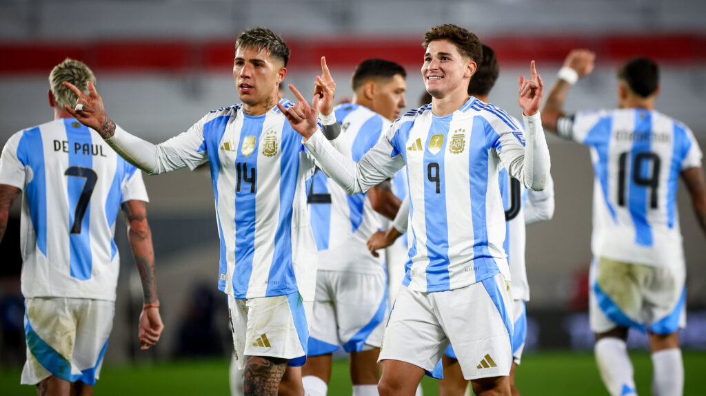 Enzo Fernandez of Argentina (L) and Julian Alvarez of Argentina (R) celebrates a goal during the match between Argentina and Chile as part of Fifa World Cup 2026 Qualifiers at Estadio Mas Monumental. Final score: Argentina 3 - 0 Chile (Photo by Roberto Tuero / SOPA Images/Sipa USA)
2024.09.05 Buenos Aires
pilka nozna Mistrzostwa ?wiata 2026 Kwalifikacje
Argentyna - Chile
Foto SOPA Images/SIPA USA/PressFocus

!!! POLAND ONLY !!!