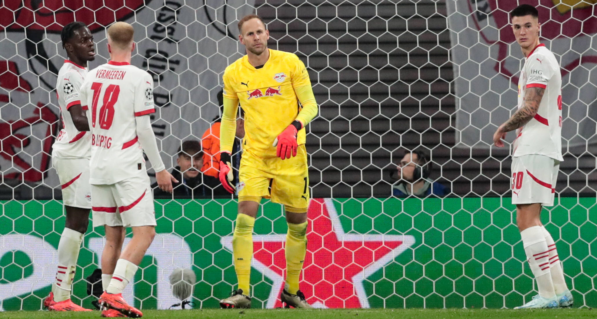 Torwart Peter Gulacsi RB Leipzig,1 mit v.l. Castello Lukeba RB Leipzig,23, Arthur Vermeeren RB Leipzig,18, Benjamin Sesko RB Leipzig,30 - Champions League Ligaphase Saison 2024-2025 RB Leipzig vs. FC Liverpool in der Red Bull Arena in Leipzig - Aktion,Fussball,Deutschland,Mann,Manner,23.10.2024 *** Goalkeeper Peter Gulacsi RB Leipzig,1 with v l Castello Lukeba RB Leipzig,23 , Arthur Vermeeren RB Leipzig,18 , Benjamin Sesko RB Leipzig,30 Champions League league phase season 2024 2025 RB Leipzig vs Liverpool FC at the Red Bull Arena in Leipzig Action,Football,Germany,Man,Men,23 10 2024
2024.10.23 Lipsk
pilka nozna liga mistrzow
RB Lipsk - FC Liverpool
Foto IMAGO/PressFocus

!!! POLAND ONLY !!!
