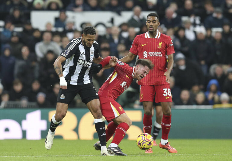Football - 2024 / 2025 Premier League - Newcastle United vs Liverpool - St James Park - Wednesday 4th December 2024 Joelinton of Newcastle United vies with Alexis Mac Allister of Liverpool PUBLICATIONxNOTxINxUK
2024.12.04 Newcastle
pilka nozna liga angielska
Newcastle United - Liverpool FC
Foto IMAGO/PressFocus

!!! POLAND ONLY !!!