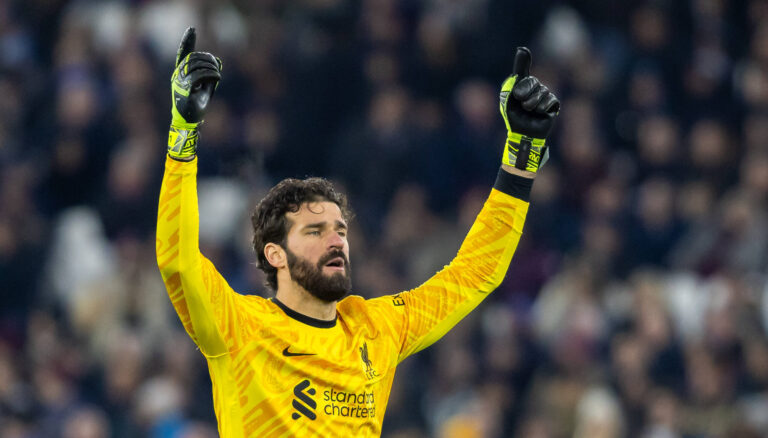 Football - 2024 / 2025 Premier League - West Ham United vs Liverpool FC - London Stadium - Sunday 29th December 2024 Alisson Becker Liverpool FC celebrates after his team score their 3rd goal at The London Stadium COLORSPORT/DANIEL BEARHAM PUBLICATIONxNOTxINxUK csp_whu_liv db_29122024_
2024.12.29 Londyn
pilka nozna liga angielska
Premier League sezon 2024/2025
Foto IMAGO/PressFocus

!!! POLAND ONLY !!!