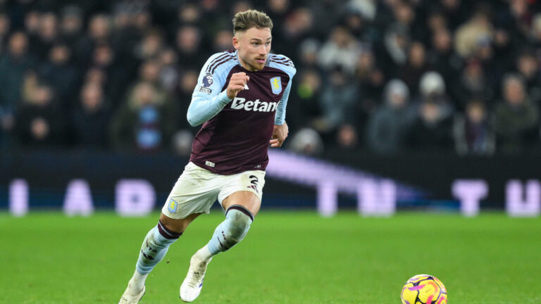 Matty Cash of Aston Villa makes a break with the ball during the Premier League match Aston Villa vs Leicester City at Villa Park, Birmingham, United Kingdom, 4th January 2025

(Photo by Craig Thomas/News Images) in ,  on 1/4/2025. (Photo by Craig Thomas/News Images/Sipa USA)
2025.01.04 
pilka nozna liga angielska
Aston Villa - Leicester City
Foto Craig Thomas/News Images/SIPA USA/PressFocus

!!! POLAND ONLY !!!