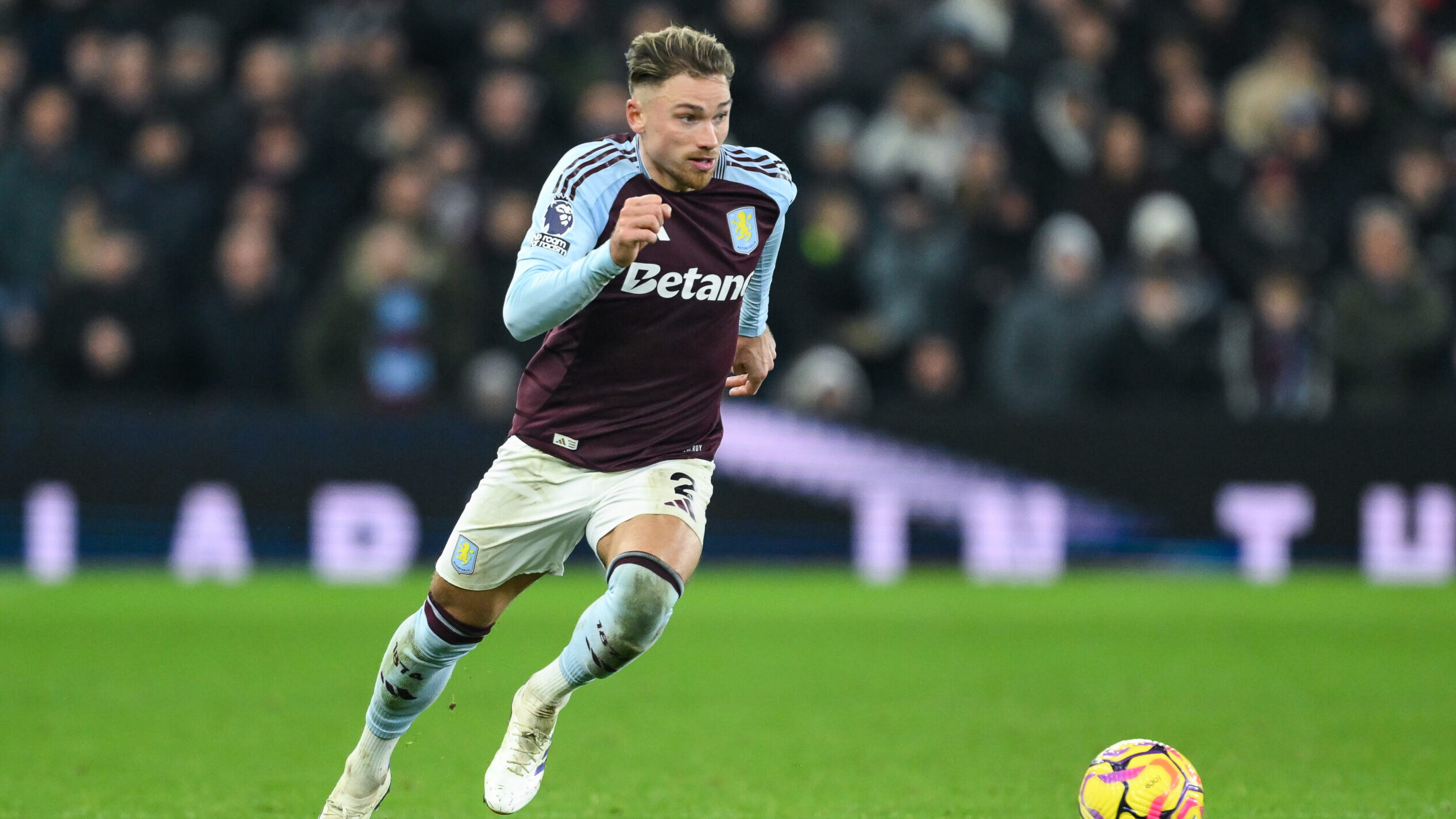 Matty Cash of Aston Villa makes a break with the ball during the Premier League match Aston Villa vs Leicester City at Villa Park, Birmingham, United Kingdom, 4th January 2025

(Photo by Craig Thomas/News Images) in ,  on 1/4/2025. (Photo by Craig Thomas/News Images/Sipa USA)
2025.01.04 
pilka nozna liga angielska
Aston Villa - Leicester City
Foto Craig Thomas/News Images/SIPA USA/PressFocus

!!! POLAND ONLY !!!