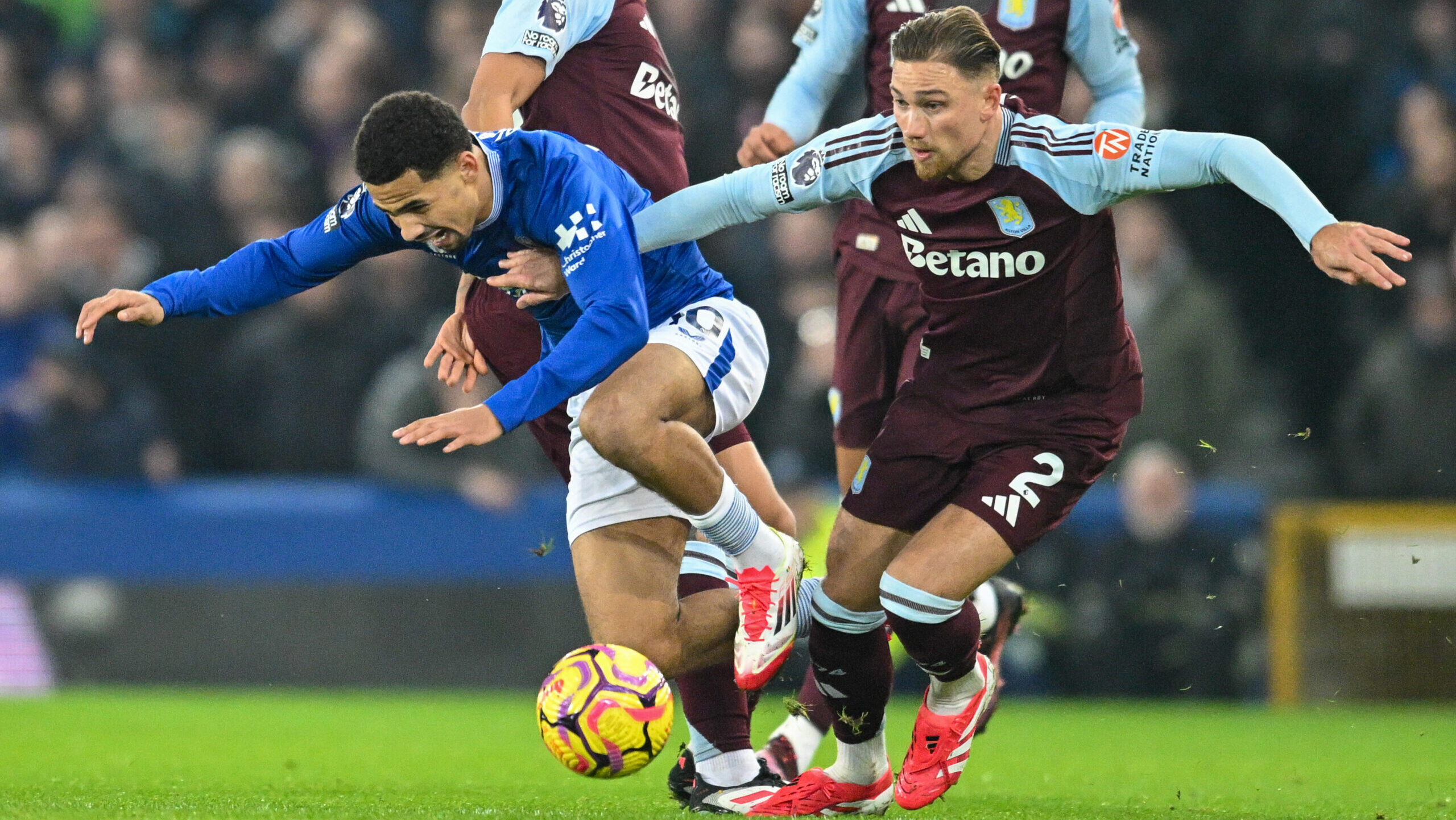 Matty Cash Iliman Ndiaye of Everton battles for the ball during the Premier League match at Goodison Park, Liverpool
Picture by Karl Vallantine/Focus Images Ltd 07712 695755
15/01/2025
2025.01.15 Liverpool
pilka nozna Liga Angielska
Everton - Aston Villa
Foto Karl Vallantine/Focus Images/MB Media/PressFocus

!!! POLAND ONLY !!!