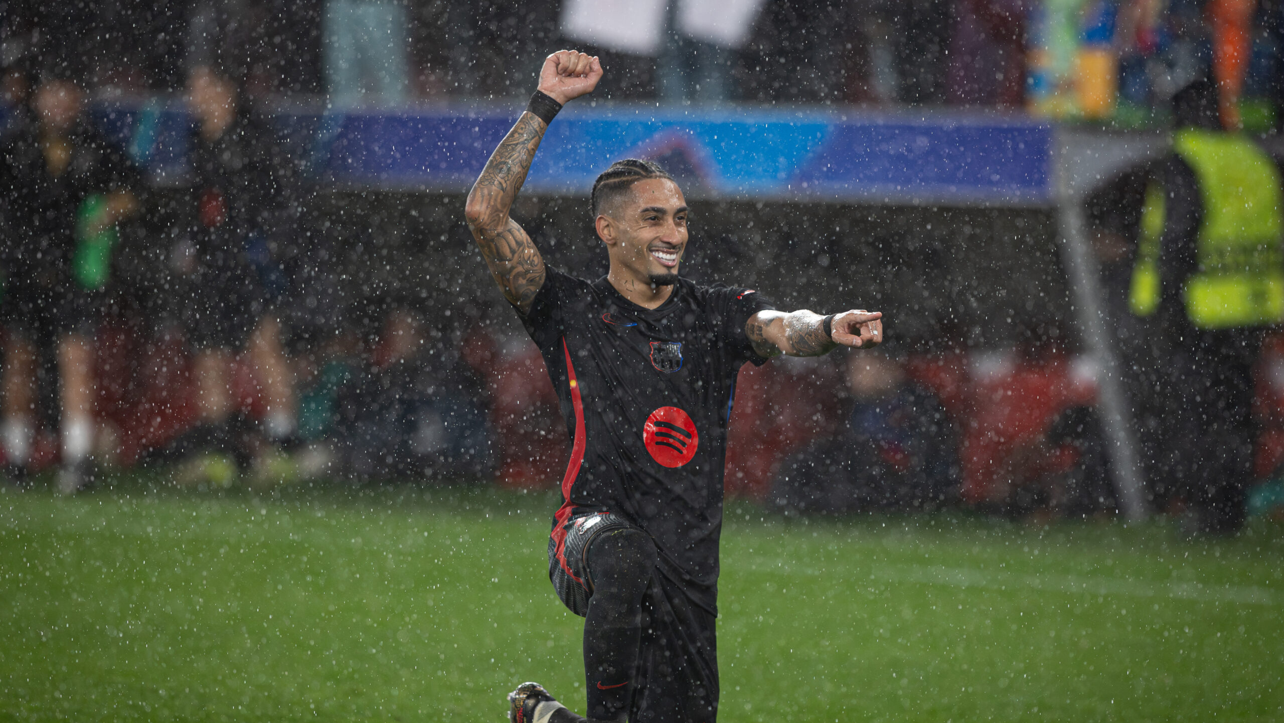 Raphael Dias Belloli (Raphinha) of FC Barcelona celebrates a goal during the UEFA Champions League 2024/25 League Phase MD7 match between SL Benfica and FC Barcelona at Estadio da Luz. (Final score: SL Benfica 4 - 5 FC Barcelona) (Photo by David Martins / SOPA Images/Sipa USA)
2025.01.21 Lizbona
pilka nozna liga mistrzow
Benfica Lizbona - FC Barcelona
Foto David Martins/SOPA Images/SIPA USA/PressFocus

!!! POLAND ONLY !!!