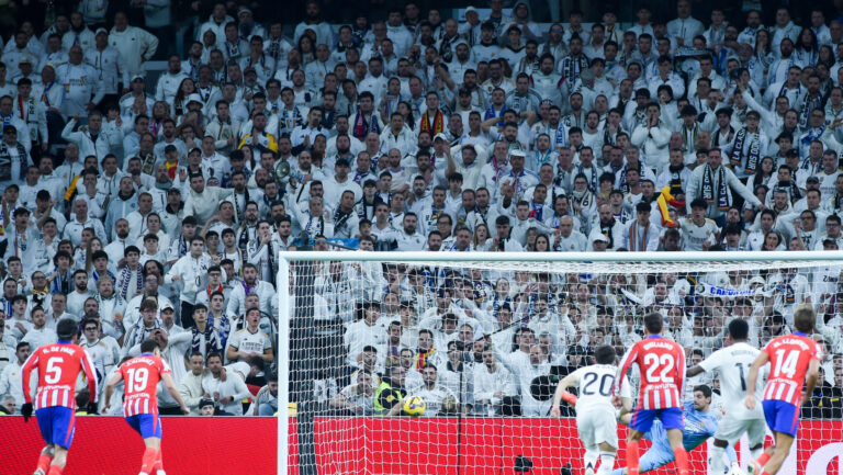 (250209) -- MADRID, Feb. 9, 2025 (Xinhua) -- Julian Alvarez (2nd L) of Atletico de Madrid scores a penalty kick during the Laliga football match between Real Madrid and Atletico de Madrid, at Santiago Bernabeu Stadium, Madrid, Spain, on Feb. 8, 2025. (Photo by Gustavo Valiente/Xinhua)

08.02.2025 Madrid
pilka nozna liga hiszpanska
Real Madryt - Atletico Madryt
FOTO Gustavo Valiente / Xinhua / PressFocus

POLAND ONLY!!