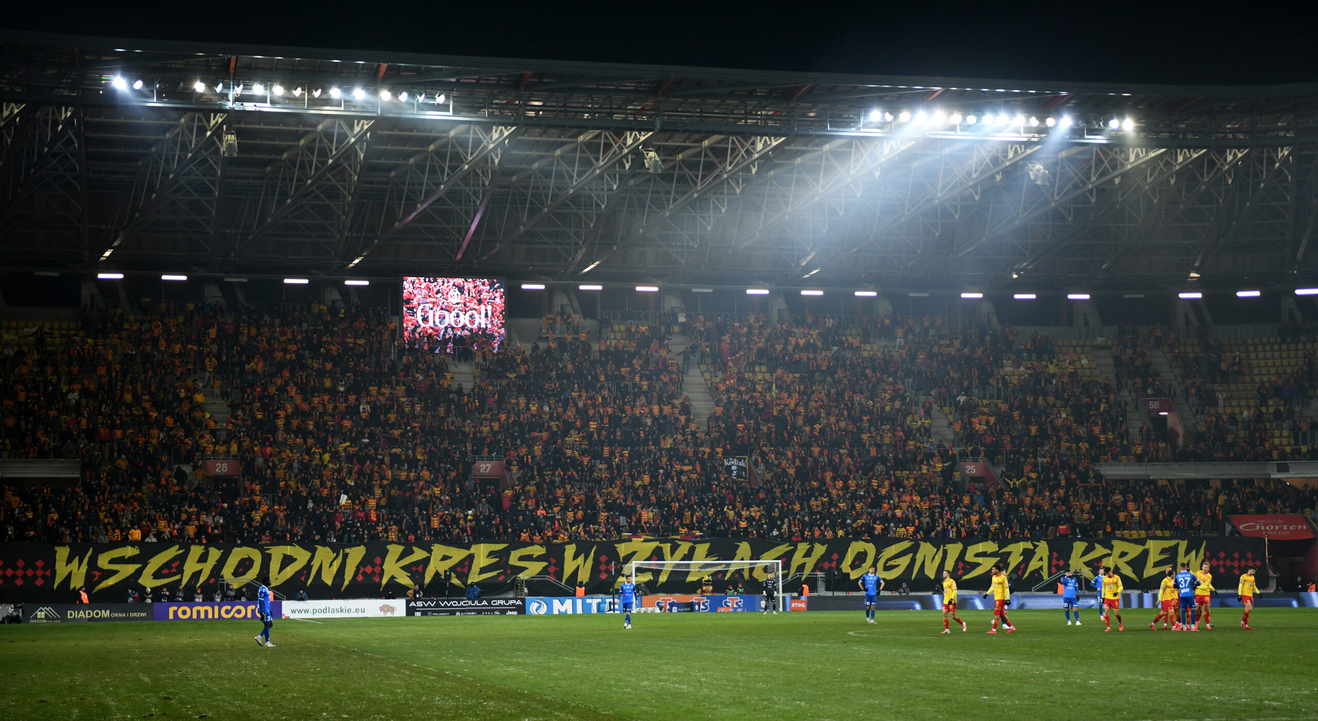 2025.02.16 Bialystok Pilka nozna PKO Ekstraklasa sezon 2024/2025 21. kolejka rozgrywek Jagiellonia Bialystok (zolto-czerwone) - Motor Lublin N/z kibice Jagiellonii Bialystok na trybunach transparent Wschodni Kres w Zylach Ognista Krew Foto Michal Kosc / PressFocus 
2025.02.16 Bialystok Football Polish PKO Ekstraklasa season 2024/2025 Jagiellonia Bialystok - Motor Lublin Credit Michal Kosc / PressFocus