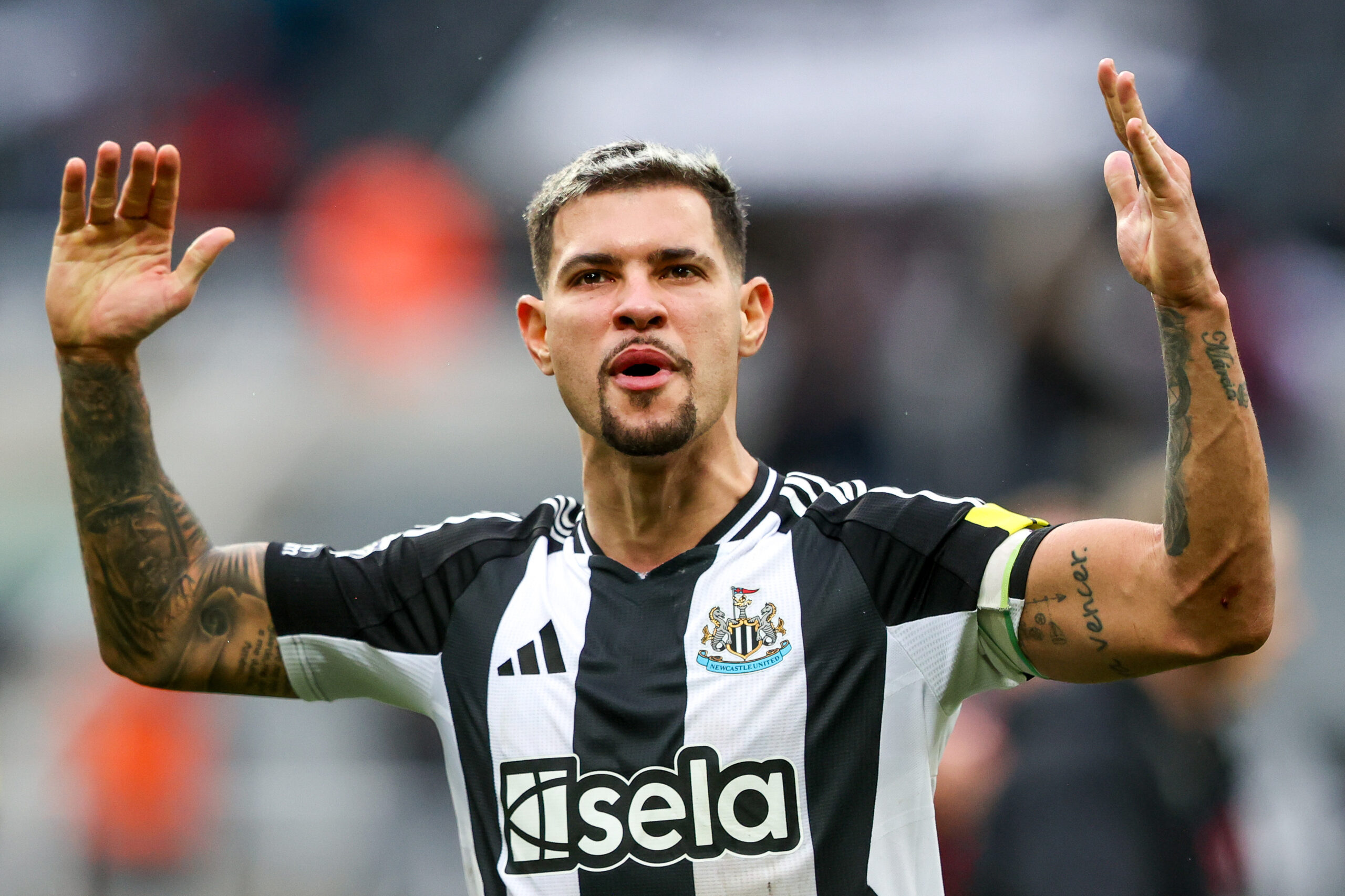 Bruno Guimaraes of Newcastle United celebrates with fans after the teams victory following the Premier League match Newcastle United vs Nottingham Forest at St. James&#039;s Park, Newcastle, United Kingdom, 23rd February 2025

(Photo by Alfie Cosgrove/News Images) in Newcastle, United Kingdom on 2/23/2025. (Photo by Alfie Cosgrove/News Images/Sipa USA)
2025.02.23 Newcastle
pilka nozna liga angielska
Newcastle United - Nottingham Forest
Foto Alfie Cosgrove/News Images/SIPA USA/PressFocus

!!! POLAND ONLY !!!