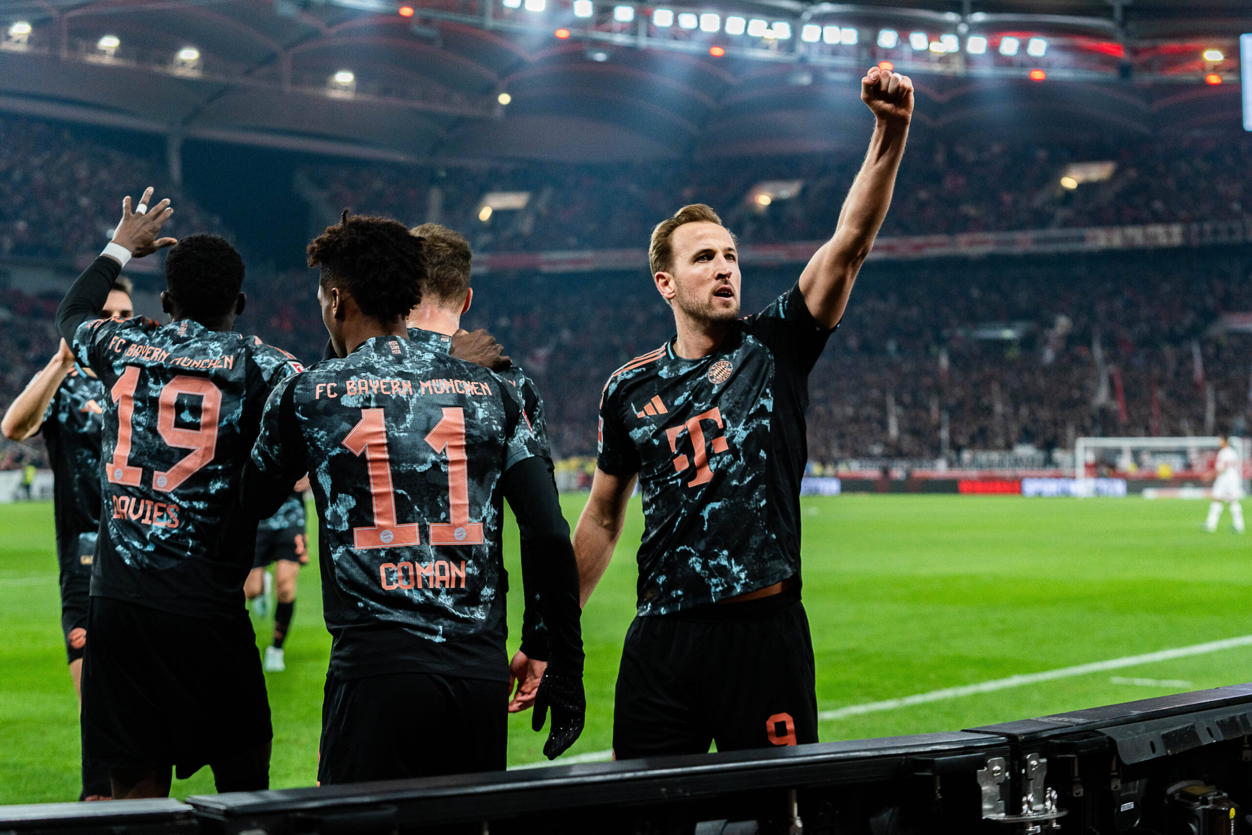 28.02.2025, VfB Stuttgart vs. FC Bayern Munchen, 1. Bundesliga, 24. Spieltag Tor zum 1:2 durch Leon Goretzka FC Bayern Muenchen, 8 hier Harry Kane FC Bayern Muenchen, 9 Kingsley Coman FC Bayern Muenchen, 11 Alphonso Davies FC Bayern Muenchen, 19 Wichtiger Hinweis: Gemaess den Vorgaben der DFL Deutsche Fussball Liga bzw. des DFB Deutscher Fussball-Bund ist es untersagt, in dem Stadion und/oder vom Spiel angefertigte Fotoaufnahmen in Form von Sequenzbildern und/oder videoaehnlichen Fotostrecken zu verwerten *** 28 02 2025, VfB Stuttgart vs FC Bayern Munich, 1 Bundesliga, Matchday 24 Goal for 1 2 by Leon Goretzka FC Bayern Muenchen, 8 here Harry Kane FC Bayern Muenchen, 9 Kingsley Coman FC Bayern Muenchen, 11 Alphonso Davies FC Bayern Muenchen, 19 Important note In accordance with the regulations of the DFL German Football League and the DFB German Football Association, it is prohibited to use photographs taken in the stadium and / or of the match in the form of sequential images and / or video-like photo series Copyright: xBahhoxKarax
2025.02.28 Stuttgart
pilka nozna , liga niemiecka
VfB Stuttgart - Bayern Monachium
Foto IMAGO/PressFocus
!!! POLAND ONLY !!!