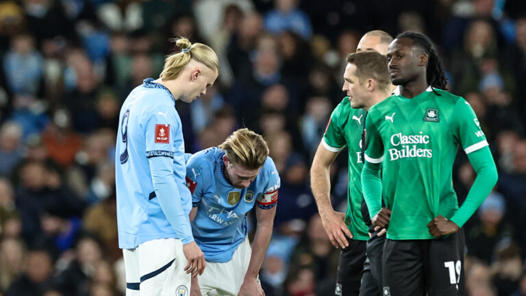 Erling Haaland checks on Kevin De Bruyne of Manchester City during the Emirates FA Cup 5th Round match Manchester City vs Plymouth Argyle at Etihad Stadium, Manchester, United Kingdom, 1st March 2025

(Photo by Mark Cosgrove/News Images) in Manchester, United Kingdom on 3/1/2025. (Photo by Mark Cosgrove/News Images/Sipa USA)
2025.03.01 Manchester
pilka nozna puchar anglii
Manchester City - Plymouth Argyle
Foto News Images/SIPA USA/PressFocus

!!! POLAND ONLY !!!