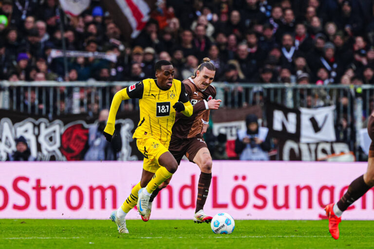 Jamie Gittens Borussia Dortmund, 43, Jackson Irvine FC St. Pauli, 07 GER, FC St. Pauli vs. Borussia Dortmund, Fussball, Bundesliga, Spieltag 24, Saison 2024/25, 01.03.2025 DFL REGULATIONS PROHIBIT ANY USE OF PHOTOGRAPHS AS IMAGE SEQUENCES AND/OR QUASI-VIDEO GER, FC St. Pauli vs. Borussia Dortmund, Fussball, Bundesliga, Spieltag 24, Saison 2024/25, 01.03.2025 Hamburg *** Jamie Gittens Borussia Dortmund, 43 , Jackson Irvine FC St Pauli, 07 GER, FC St Pauli vs Borussia Dortmund, Football, Bundesliga, Matchday 24, Season 2024 25, 01 03 2025 DFL REGULATIONS PROHIBIT ANY USE OF PHOTOGRAPHS AS IMAGE SEQUENCES AND OR QUASI VIDEO GER, FC St Pauli vs Borussia Dortmund, Football, Bundesliga, Matchday 24, Season 2024 25, 01 03 2025 Hamburg Copyright: xEibner-Pressefoto/MarcelxvonxFehrnx EP_MFN
2025.03.01 Hamburg
pilka nozna , liga niemiecka
FC St. Pauli - Borussia Dortmund
Foto IMAGO/PressFocus

!!! POLAND ONLY !!!