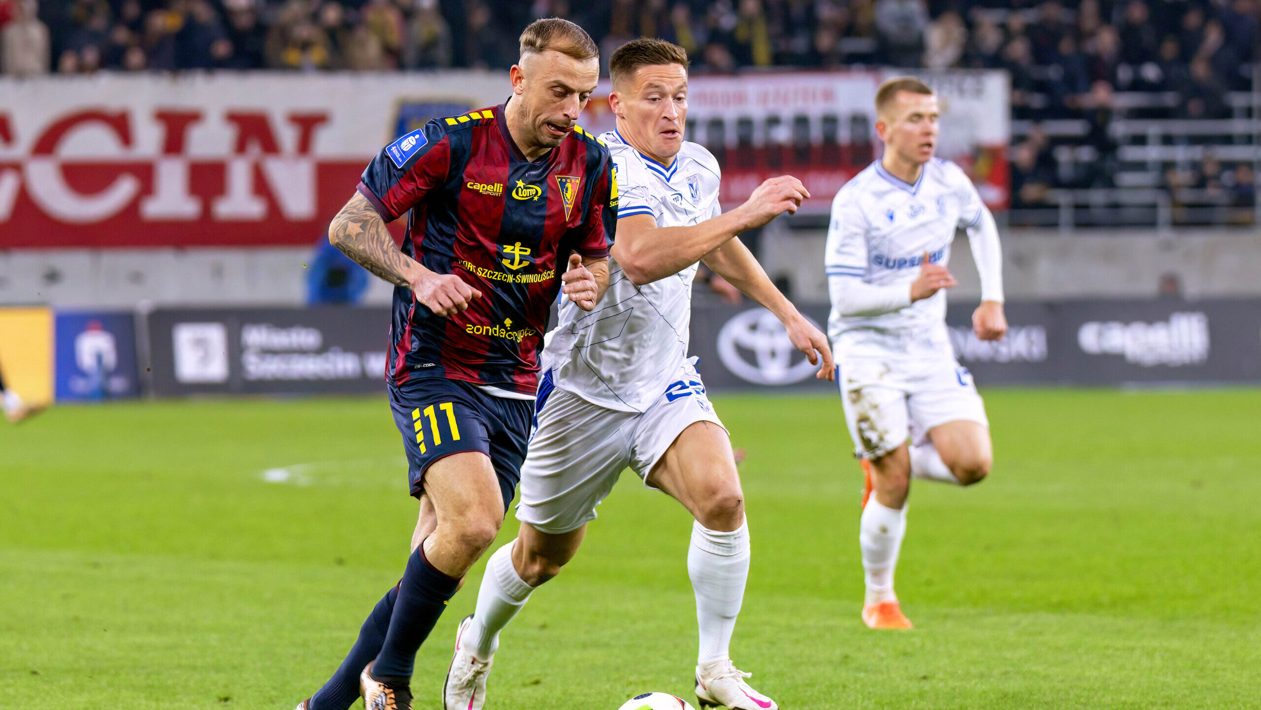 01.03.2025, Szczecin, pilka nozna , PKO BP Ekstraklasa,  Pogon Szczecin vs Lech Poznan,
N/z: Kamil Grosicki, Radoslaw Murawski
fot. Ryszard Wesolowski / PressFocus

01.03.2025, Szczecin, football, PKO BP Ekstraklasa, Pogon Szczecin vs Lech Poznan,
In the picture: Kamil Grosicki, Radoslaw Murawski
fot. Ryszard Wesolowski / PressFocus