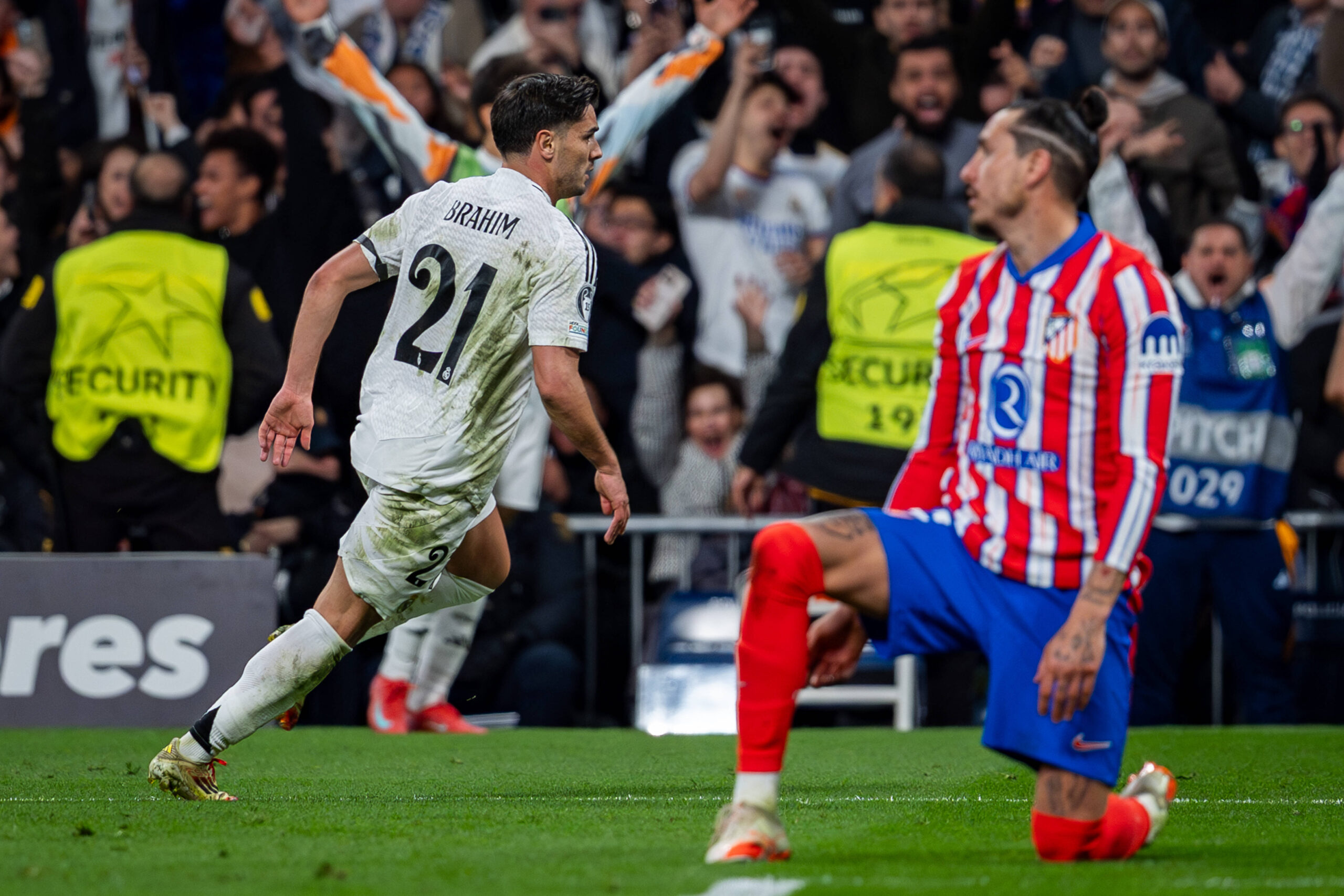 Real Madrid CF vs Atletico de Madrid - UEFA Champions League 2024/25 Round of 16 First Leg Brahim Diaz of Real Madrid CF L celebrates his goal in front of Jose Gimenez of Atletico de Madrid R during the UEFA Champions League 2024/25 Round of 16 first leg match between Real Madrid C.F. and Atletico de Madrid at Estadio Santiago Bernabeu on March 4, 2025 in Madrid, Spain. Madrid Estadio Santiago Bernabeu Madrid Spain Copyright: xAlbertoxGardinx AGardin_20250304_Football_Champions_Real_Madrid_Atletico_Madrid_0574
2025.03.04 Madryt
pilka nozna , liga mistrzow
Real Madryt - Atletico Madryt
Foto IMAGO/PressFocus

!!! POLAND ONLY !!!