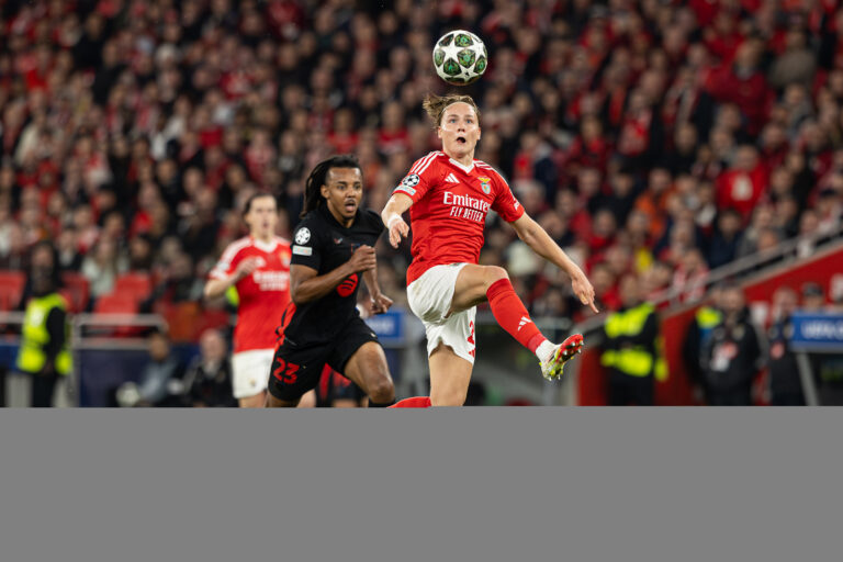 Andreas Schjelderup of SL Benfica with Jules Kounde of FC Barcelona in action during the UEFA Champions League 2024/25 Round of 16 First Leg match between SL Benfica and FC Barcelona at Estadio da Luz.
(Final score: SL Benfica 0 - 1 FC Barcelona) (Photo by David Martins / SOPA Images/Sipa USA)
2025.03.05 Lizbona
pilka nozna liga Mistrzow
Benfica Lizbona - FC Barcelona
Foto SOPA Images/SIPA USA/PressFocus

!!! POLAND ONLY !!!