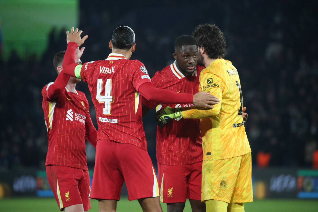 Liverpool&#039;s Dutch captain Virgil van Dijk and Brazilian goalkeeper Alisson Becker (R) celebrate their victory with French defender Ibrahima Konate (C) at the final whistle of the UEFA Champions League, Round of 16, first leg football match between Paris Saint-Germain (PSG) and Liverpool FC the Parc des Princes stadium in Paris, FRANCE - 05/03/2025.//JEE_psgliv.29/Credit:J.E.E/SIPA/2503071309

05.03.2025 
pilka nozna liga mistrzow
Paris Saint-Germain - Liverpool FC
Foto J.E.E/SIPA / Sipa / PressFocus 
POLAND ONLY!!
